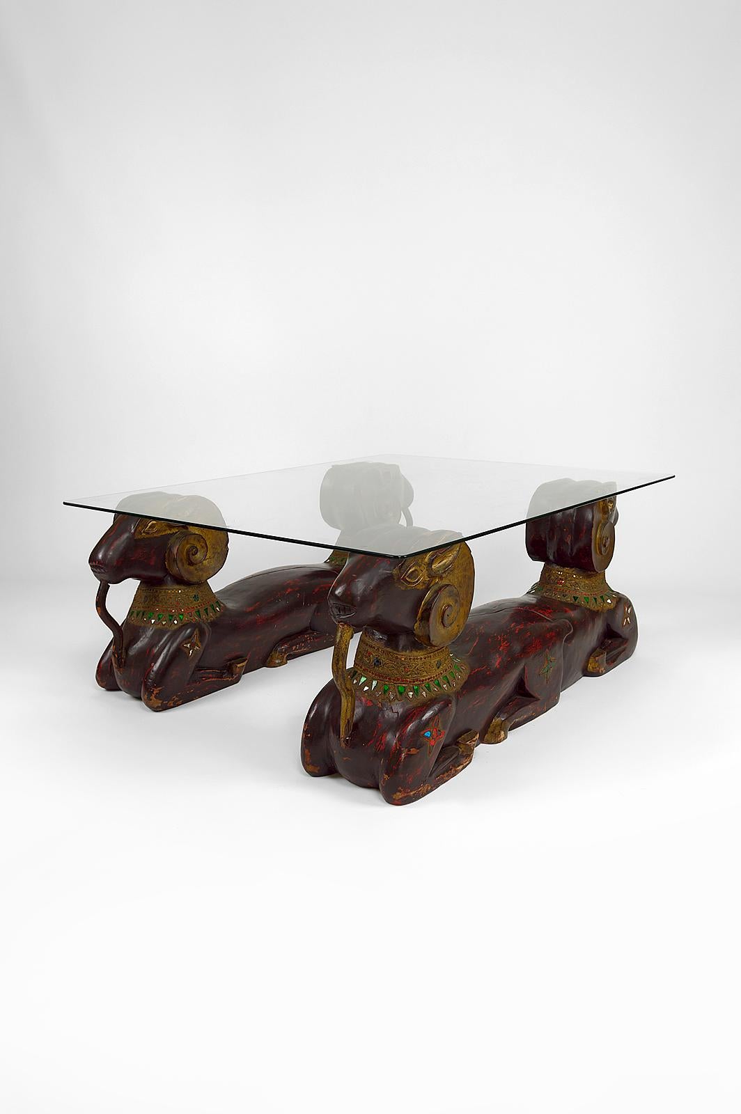 Carved Wood Double Rams Head Coffee Table, Hollywood Regency, circa 1970 In Good Condition For Sale In VÉZELAY, FR