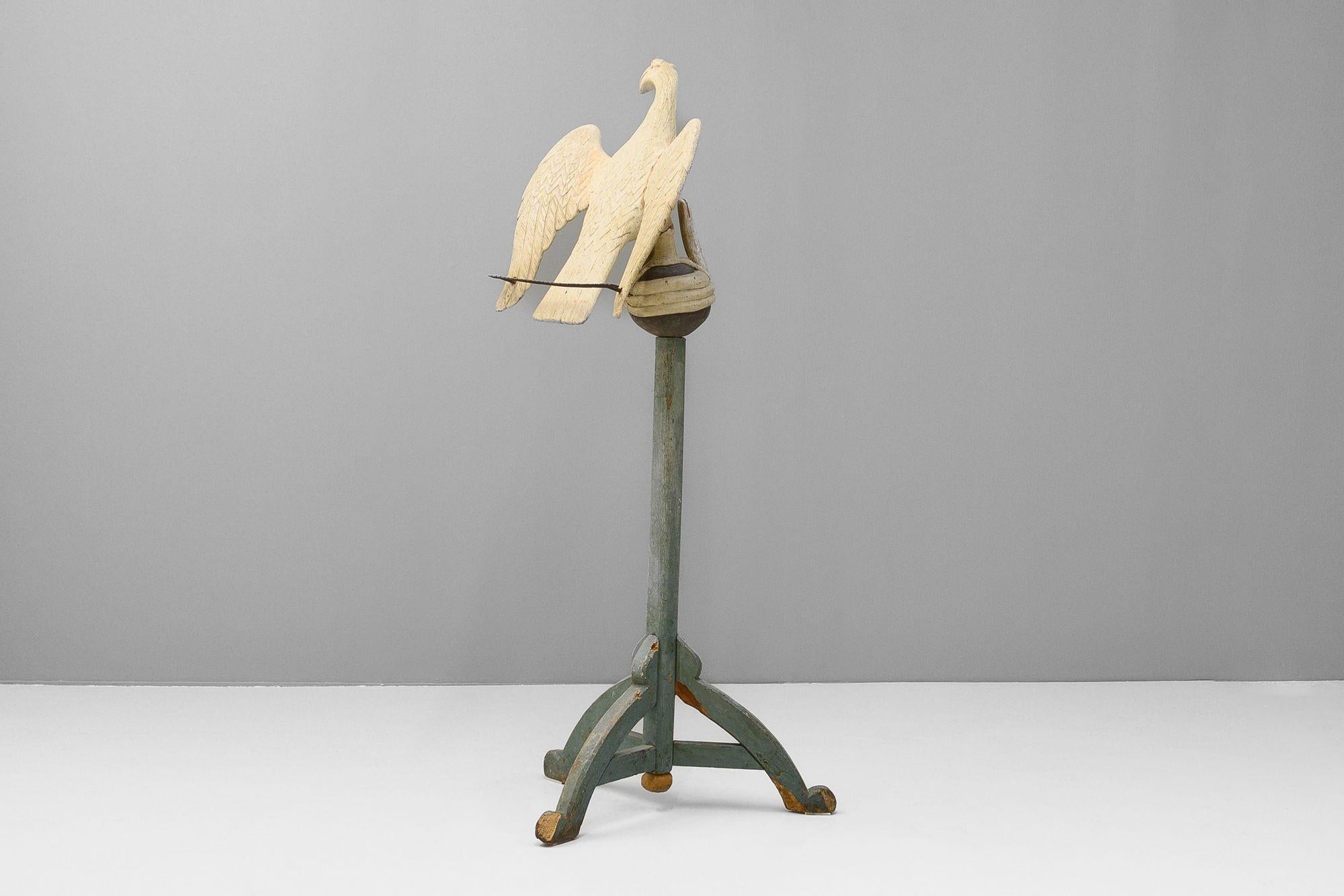 Leggio con aquila in legno intagliato su cavalletto con verniciatura originale. Circa 1840
H. H. 174 cm L. 75 cm P. 60 cm