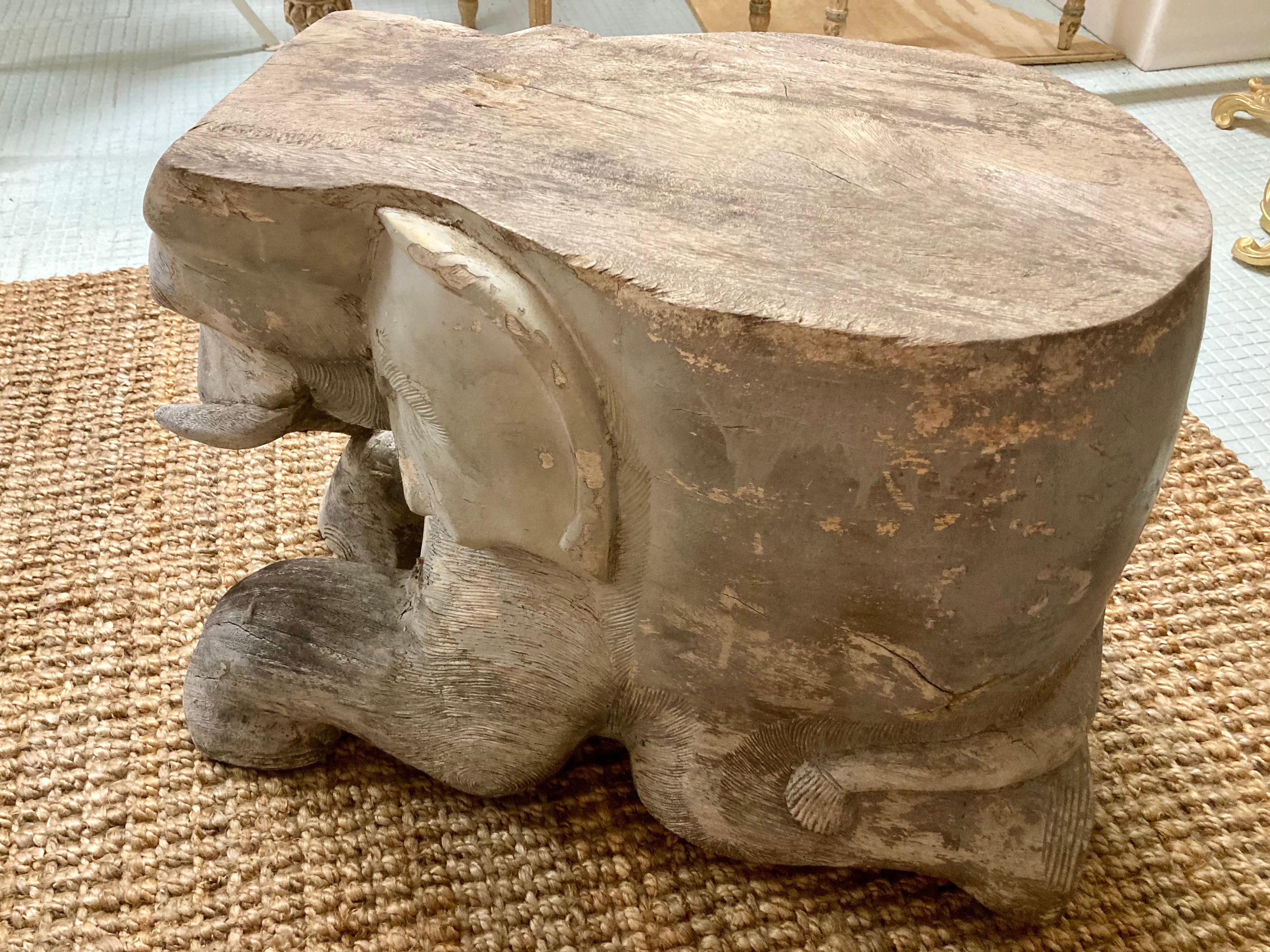 Geschnitzter Elefanten-Cocktailtisch/Sitz aus Holz mit linker Truhe (Moderne) im Angebot