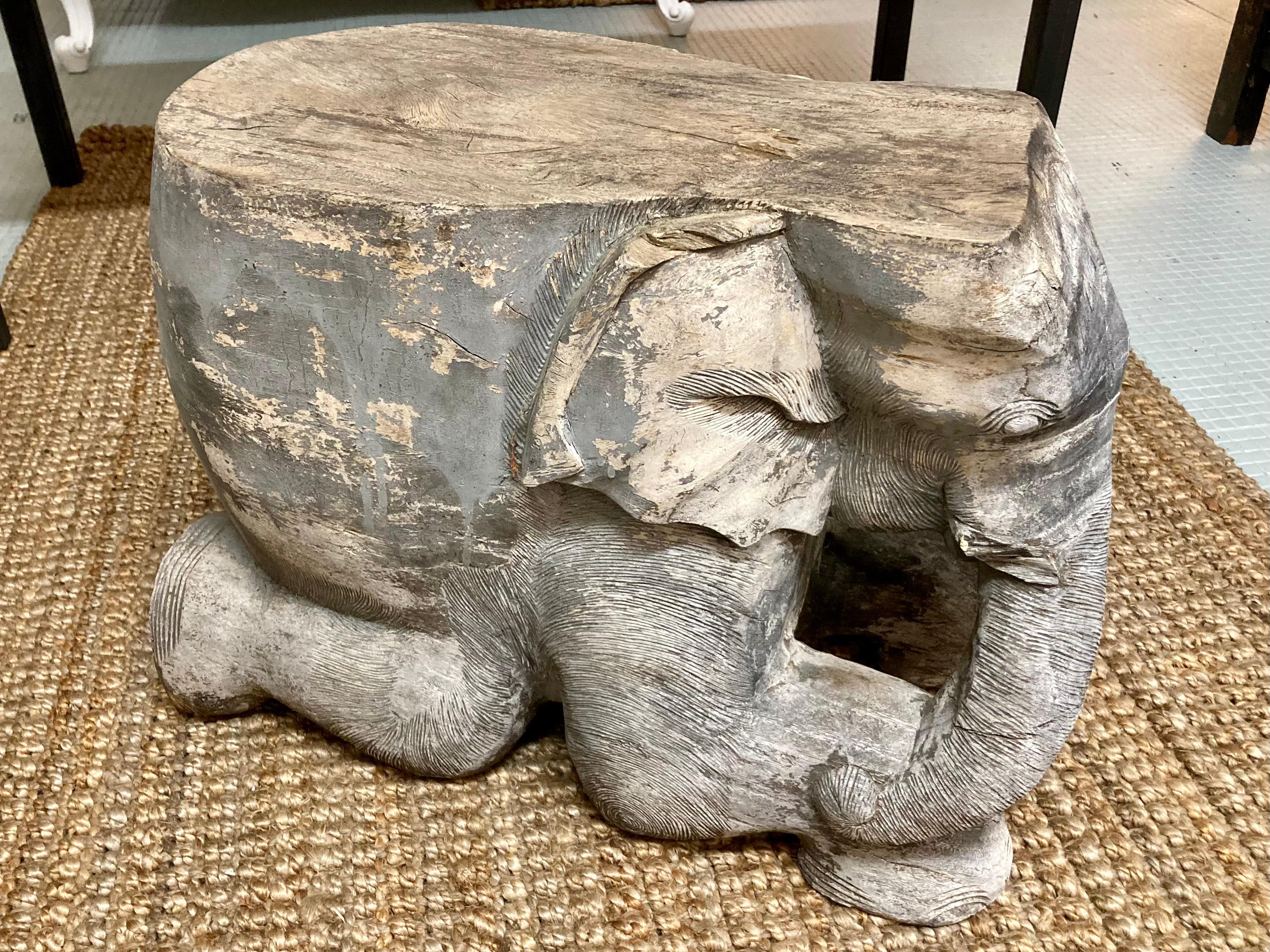 Geschnitzter Elefanten-Cocktailtisch/Sitz aus Holz mit linker Truhe im Angebot 1