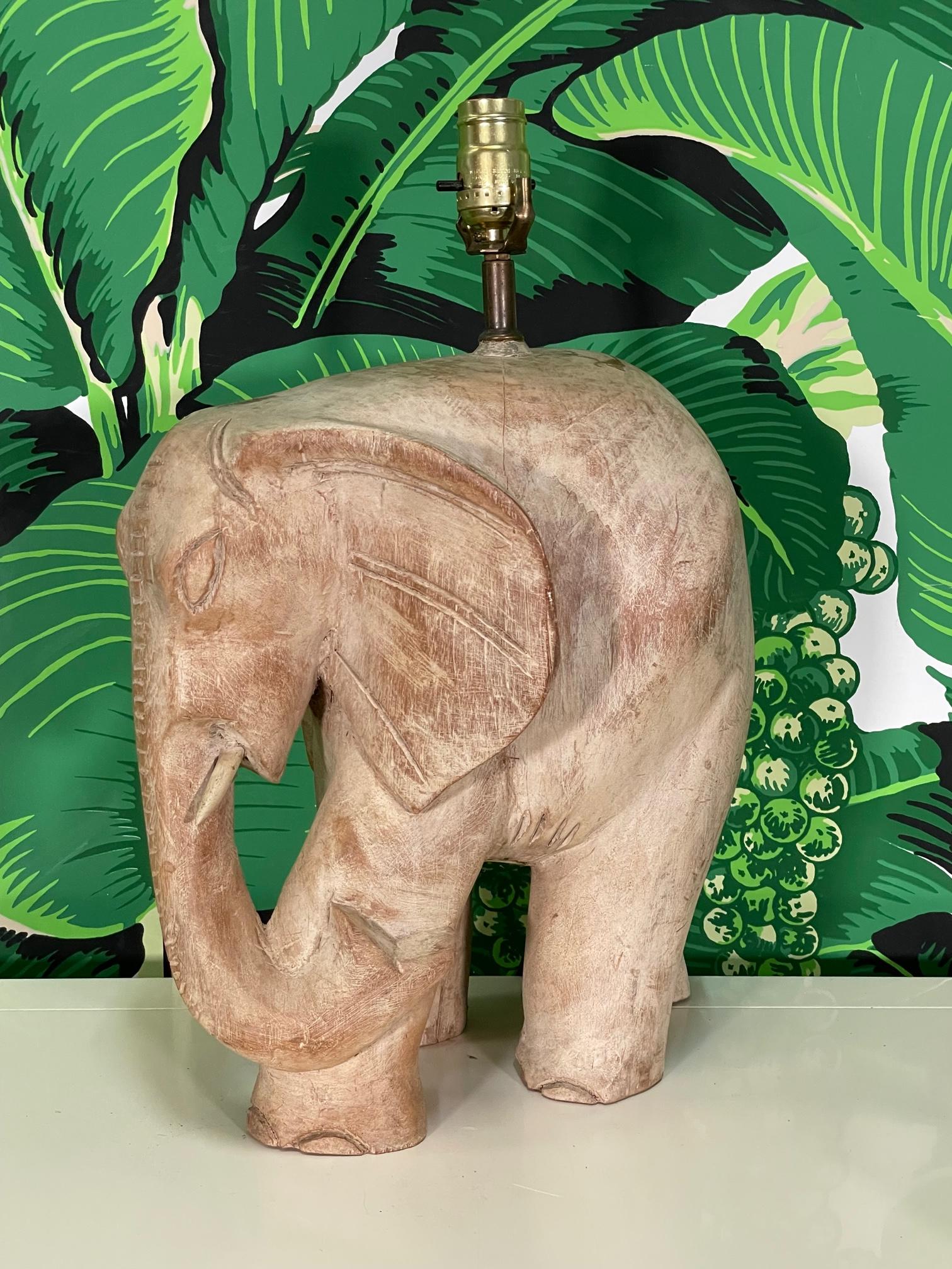 Grande lampe de table en bois sculpté à la main représentant un éléphant d'Afrique. Bon état avec de légères imperfections dues à l'âge, quelques fissures mais pas de problème structurel. 
Pour un devis d'expédition vers votre code postal exact,