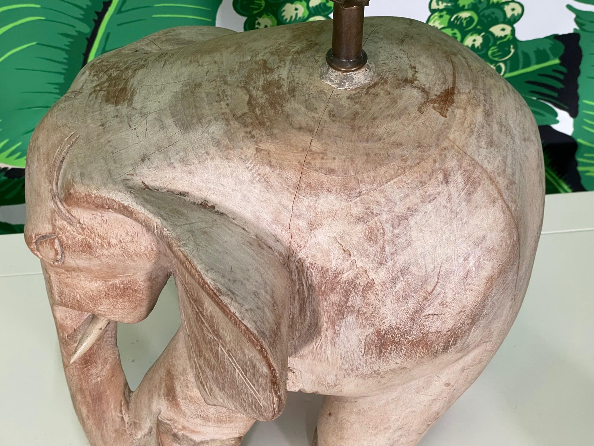 Lampe de table éléphant en bois sculpté en vente 2