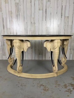 Elefanti in legno intagliato con piano di lavoro in pietra tessellata