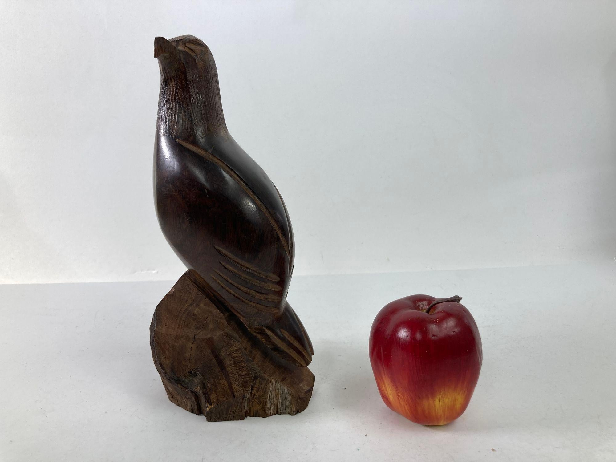 Sculpture de faucon en bois sculpté 1960s en vente 5