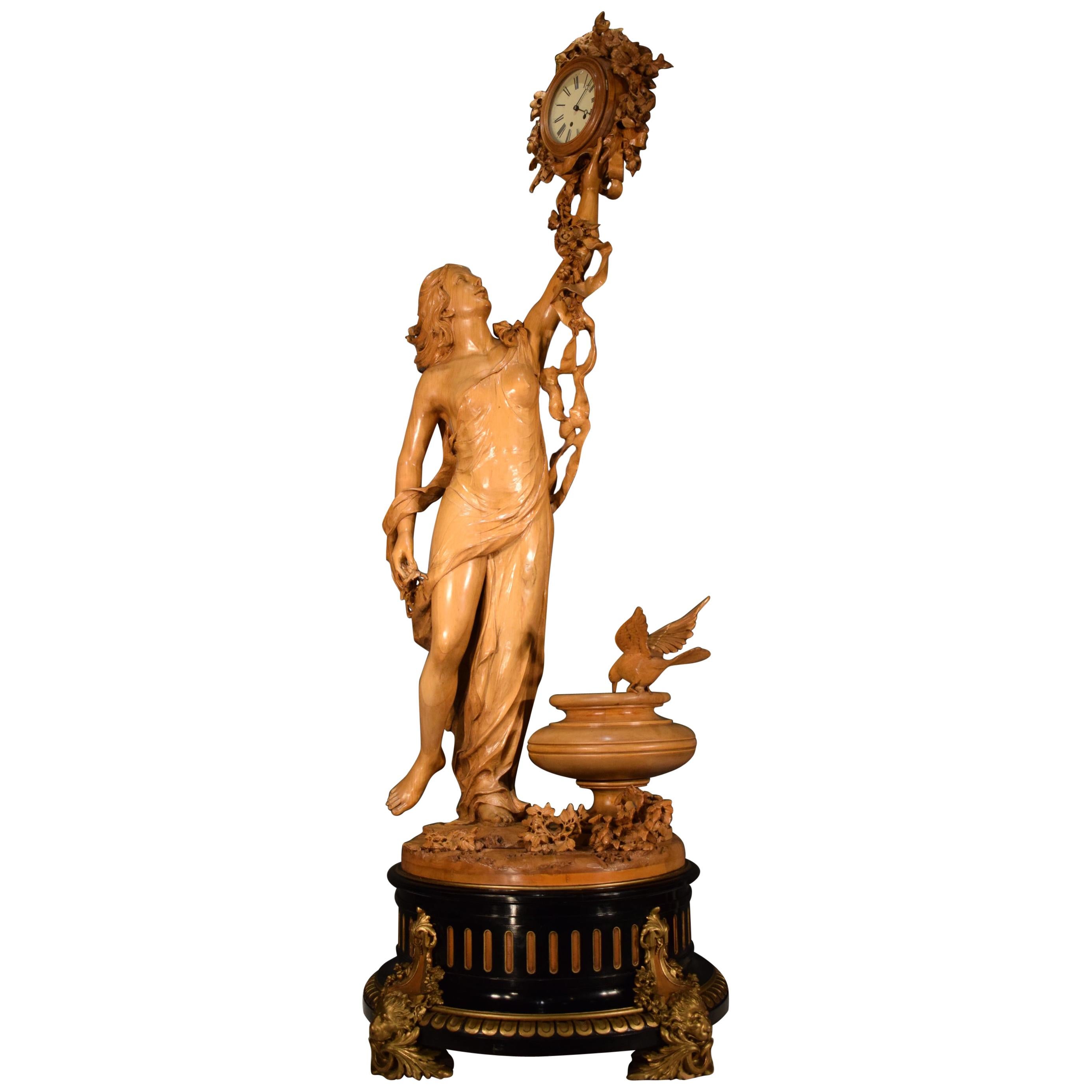 Figure en bois sculpté représentant une femme avec une horloge