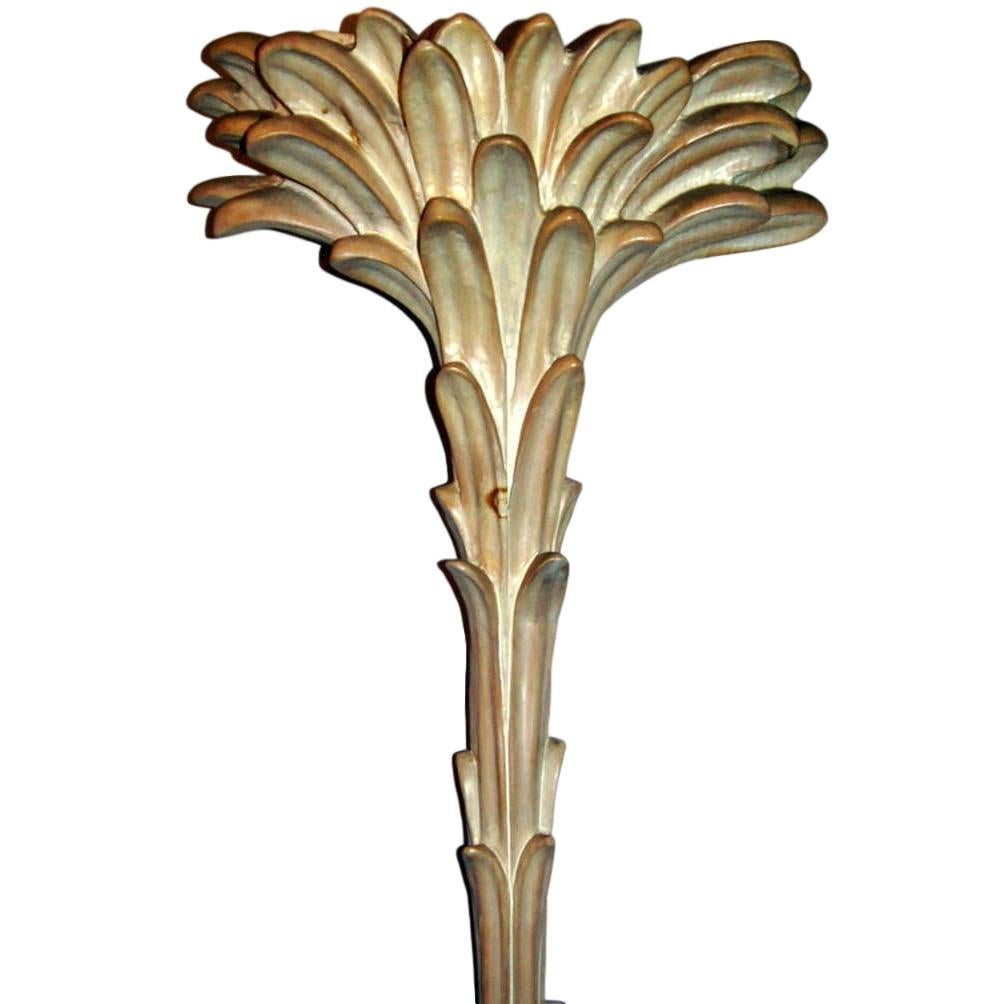Französische Stehlampe aus geschnitztem und bemaltem Holz in Form einer Palme mit originaler Patina, 1940er Jahre.

Abmessungen:
Höhe: 79