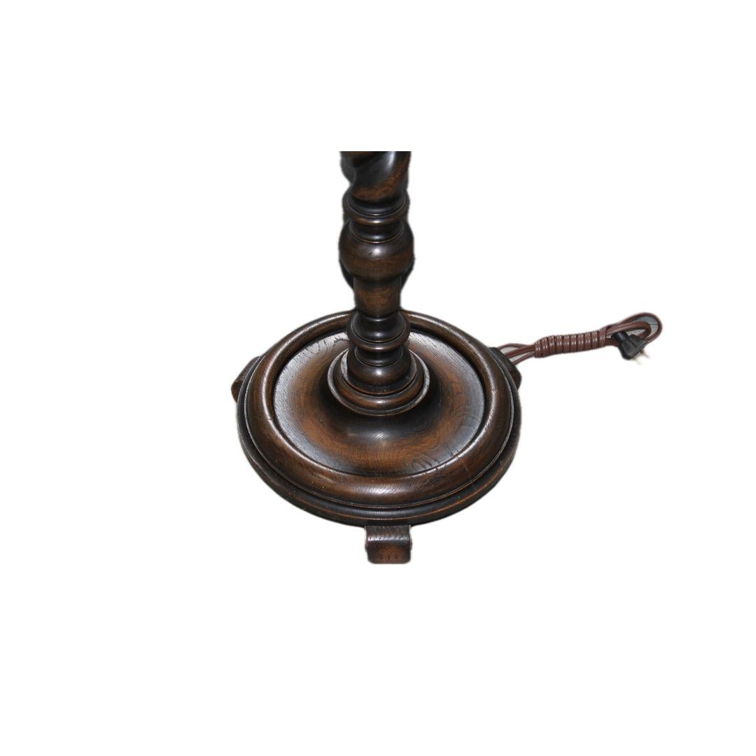 C. 20. Jahrhundert

Stehlampe aus geschnitztem Holz mit geschnitztem Spiraldesign

Umfang der Spirale: 6