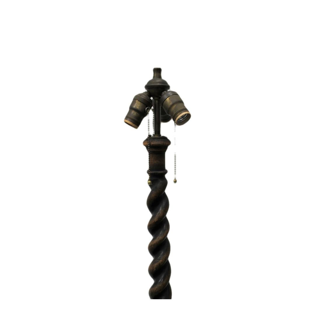 Stehlampe aus geschnitztem Holz mit geschnitztem Spiralmuster im Angebot 3