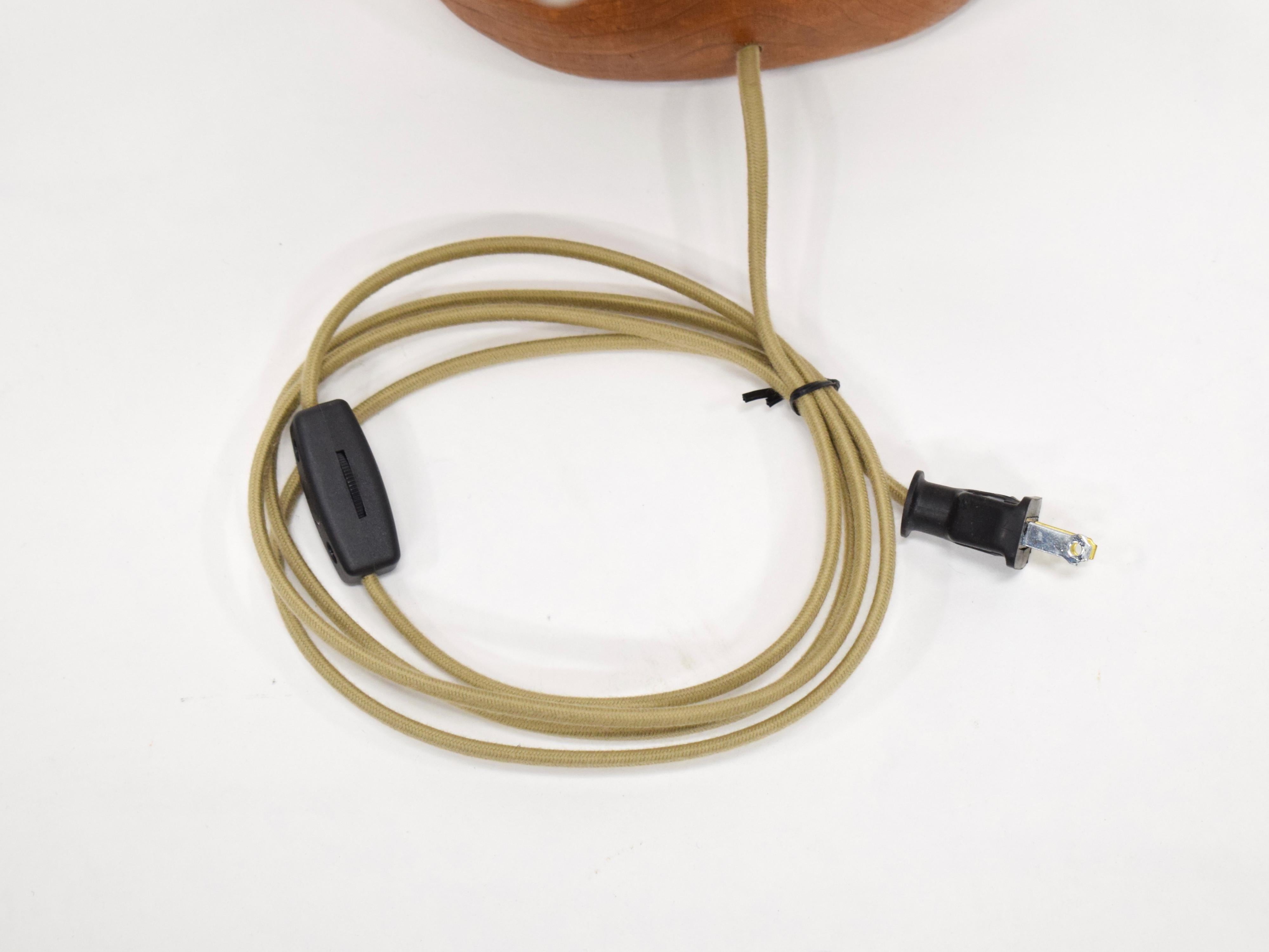 Français Lampe à poser en bois sculpté avec motif floral en vente