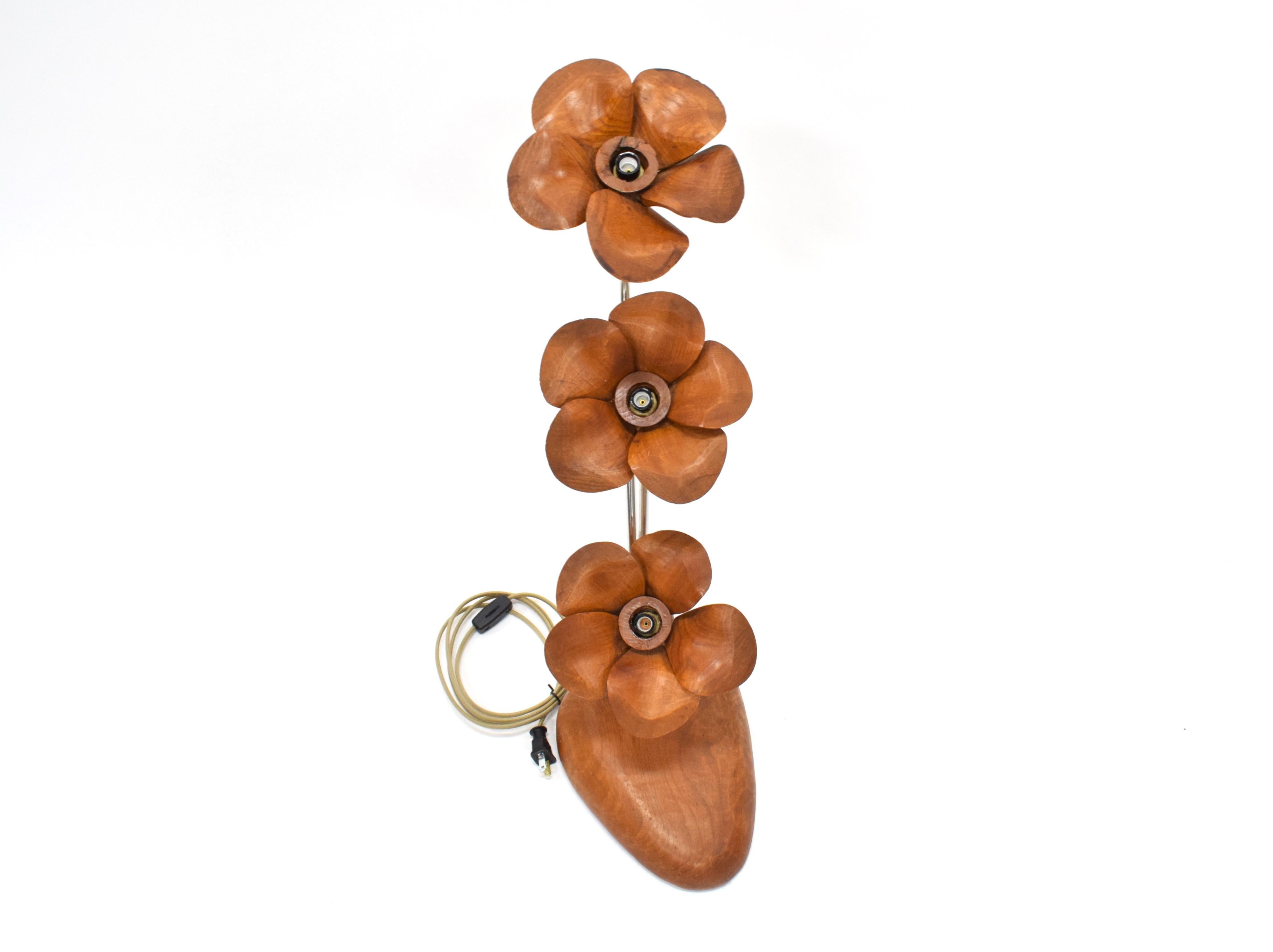 Lampe à poser en bois sculpté avec motif floral Bon état - En vente à Los Angeles, CA