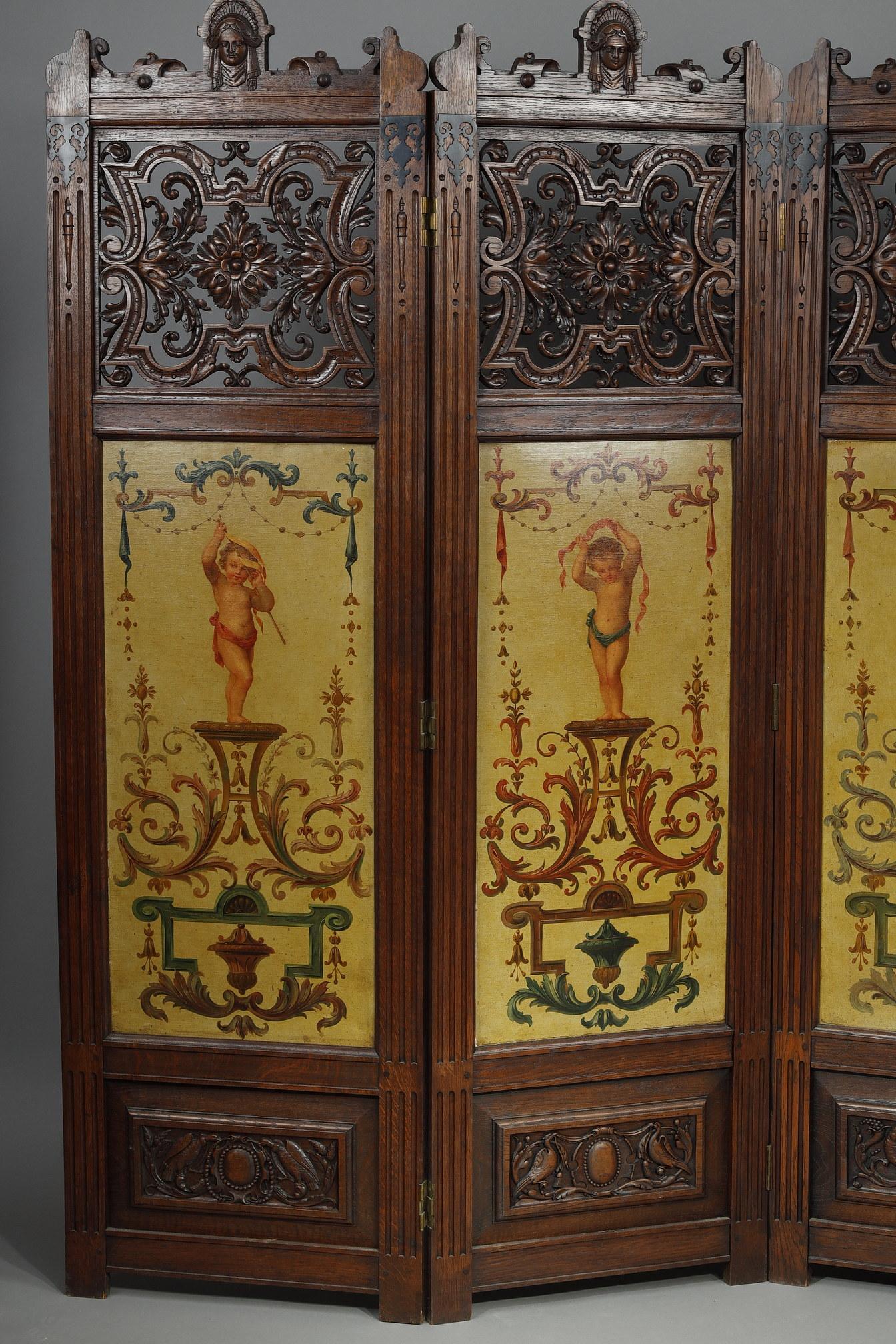 Vierblättriger Paravent aus geschnitztem Holz und bemalt im Bérain-Stil. Jede Tafel zeigt oben einen Frauenkopf mit Schleier, umgeben von einem Muschelmotiv. Der obere Teil aus durchbrochenem Holz ist fein geschnitzt und graviert mit Arabesken und