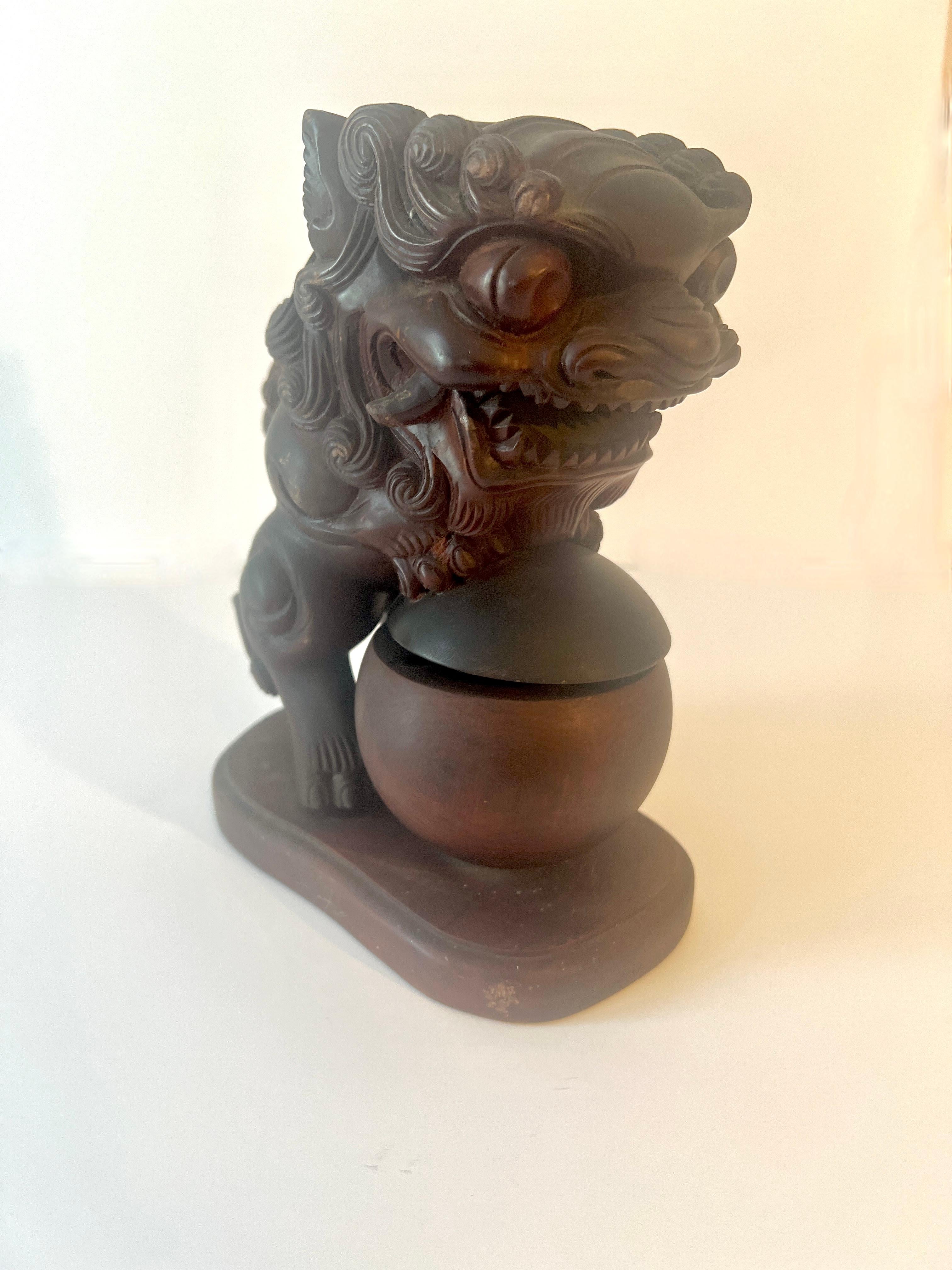 Cigarette, cigarette, cendrier 420 ou brûleur d'encens chinois sculpté - Lion gardien chinois.

Une pièce unique et très intéressante.  Le Foo Dog s'incline vers l'arrière pour révéler le cendrier en bois, la cachette 420 ou le brûleur d'encens.  Un