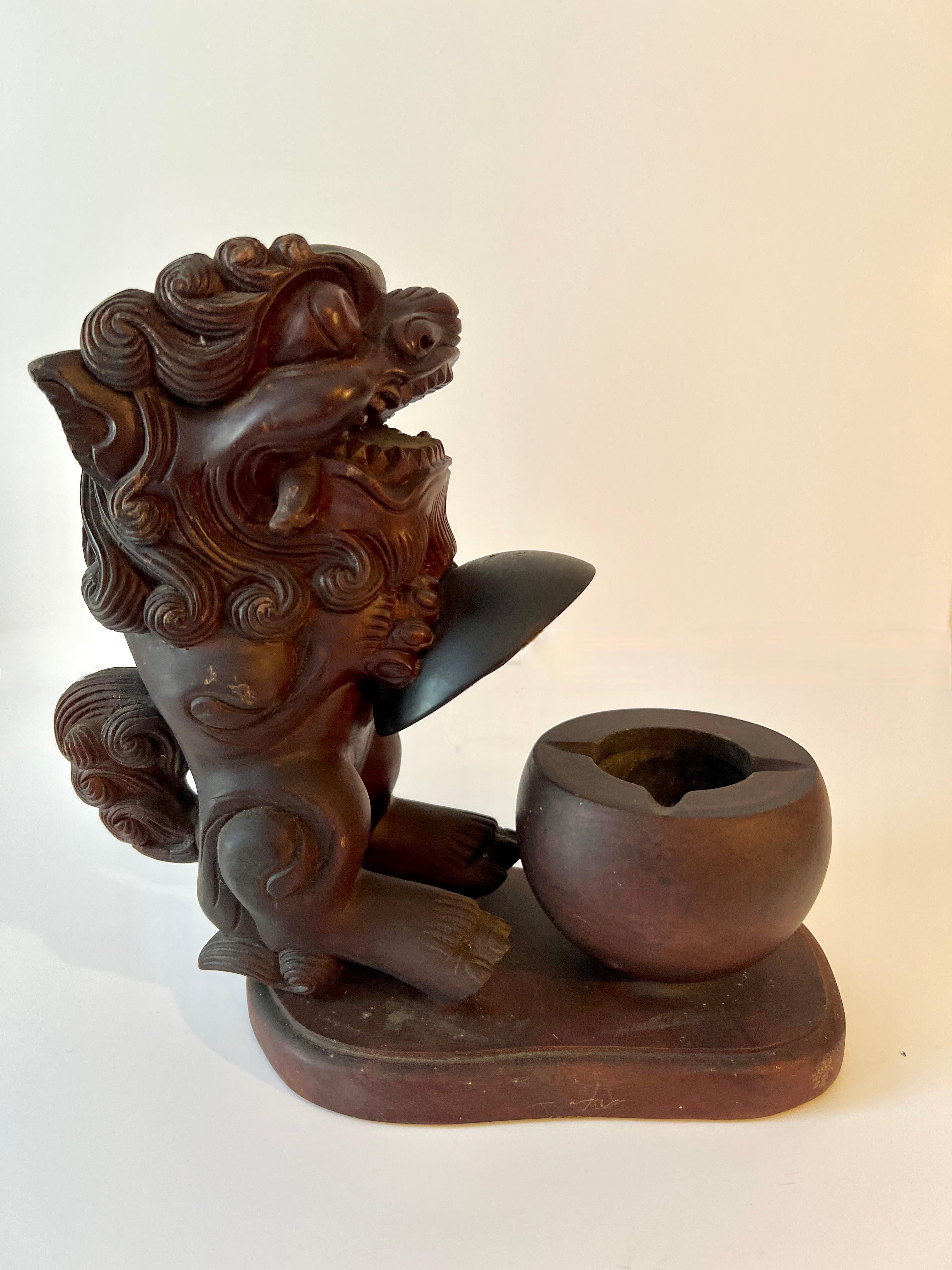 Sculpté à la main Cendrier, cigarette ou cendrier 420 décoratif de chien Foo en vente
