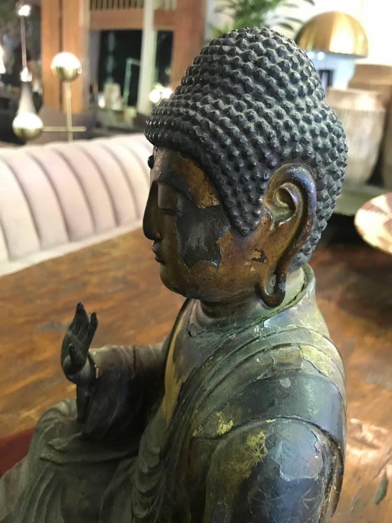Sculpture en bois sculpté et laqué d'un bouddha japonais assis d'Edo Amida Nyorai en vente 3