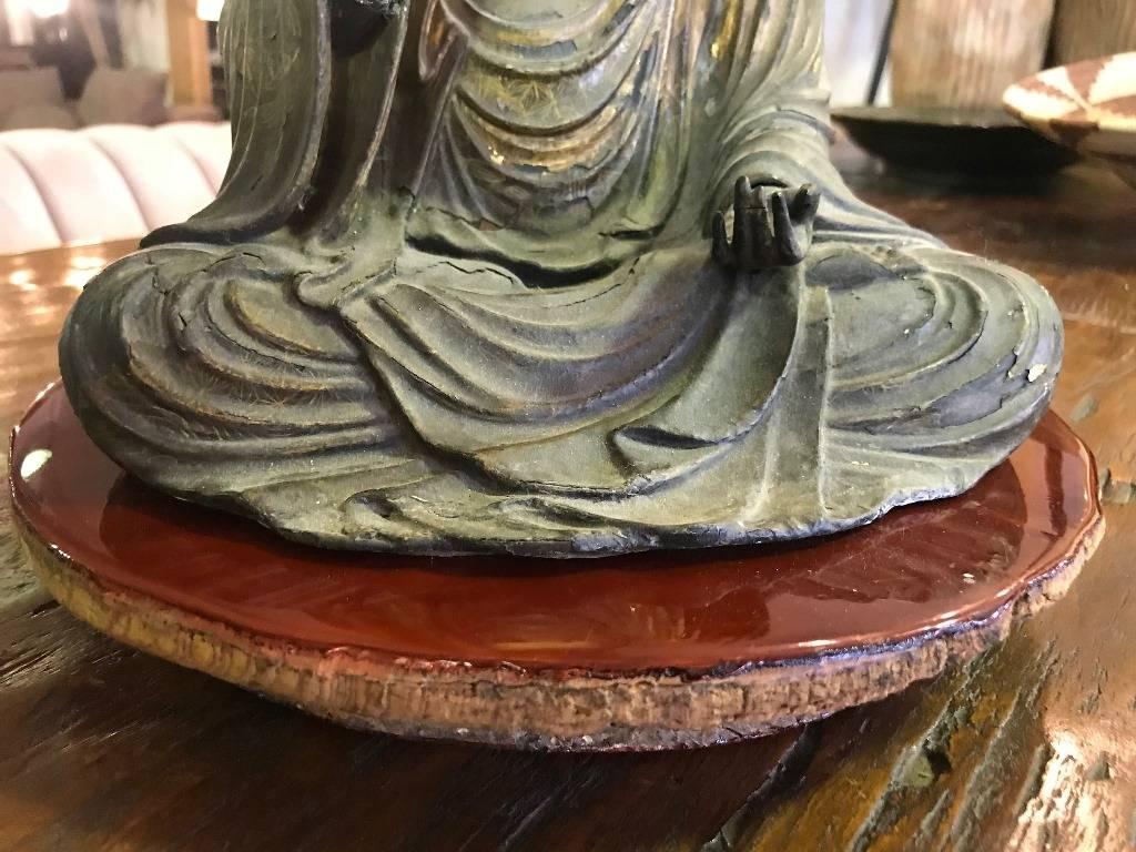 Japonais Sculpture en bois sculpté et laqué d'un bouddha japonais assis d'Edo Amida Nyorai en vente