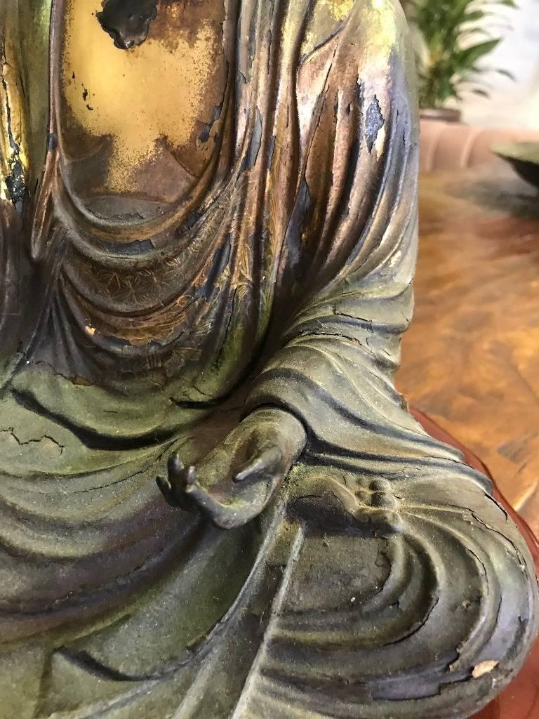 Sculpture en bois sculpté et laqué d'un bouddha japonais assis d'Edo Amida Nyorai Bon état - En vente à Studio City, CA
