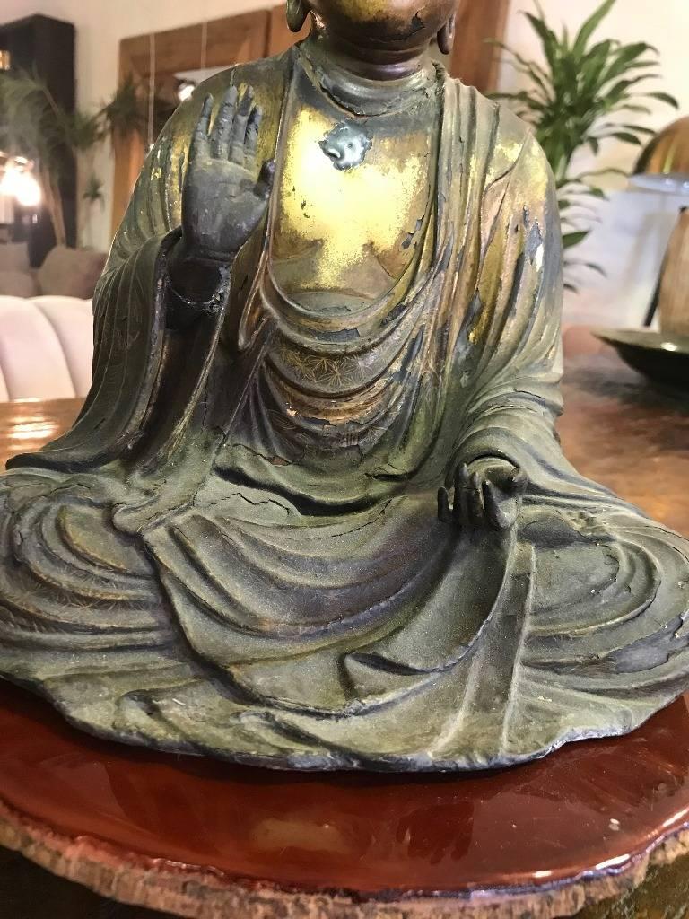 Laque Sculpture en bois sculpté et laqué d'un bouddha japonais assis d'Edo Amida Nyorai en vente