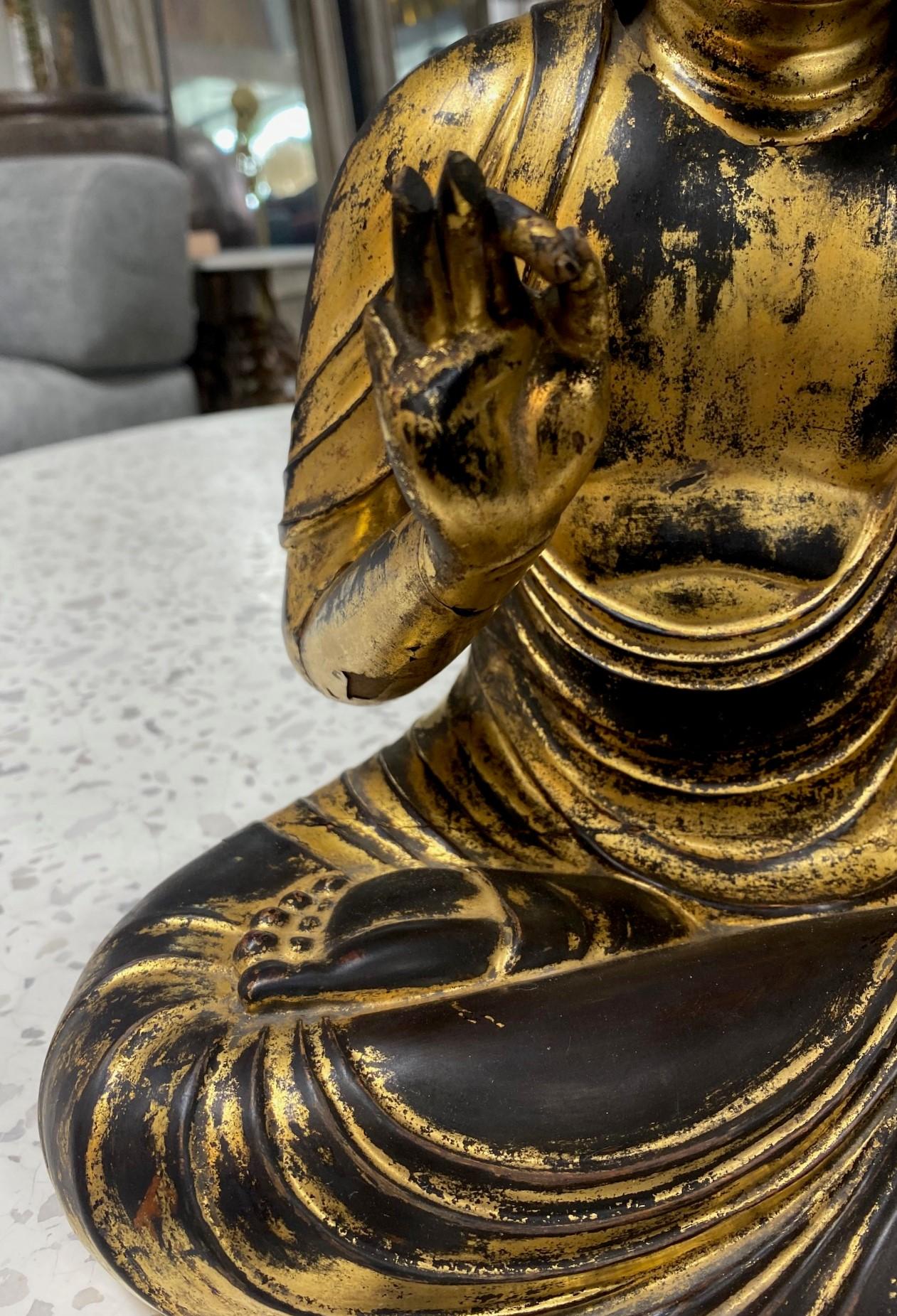 Sculpture en bois sculpté et laqué d'un bouddha japonais assis d'Edo Amida Nyorai en vente 4