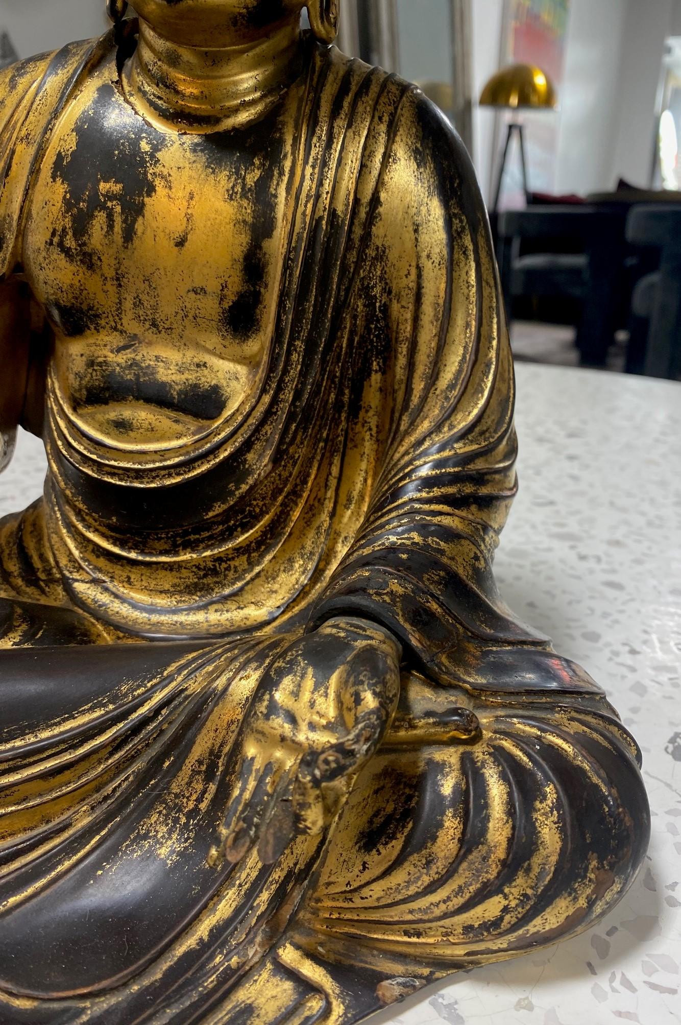 Sculpture en bois sculpté et laqué d'un bouddha japonais assis d'Edo Amida Nyorai en vente 5