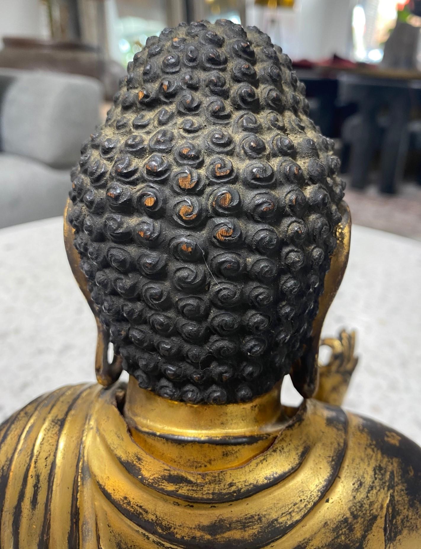 Sculpture en bois sculpté et laqué d'un bouddha japonais assis d'Edo Amida Nyorai en vente 9