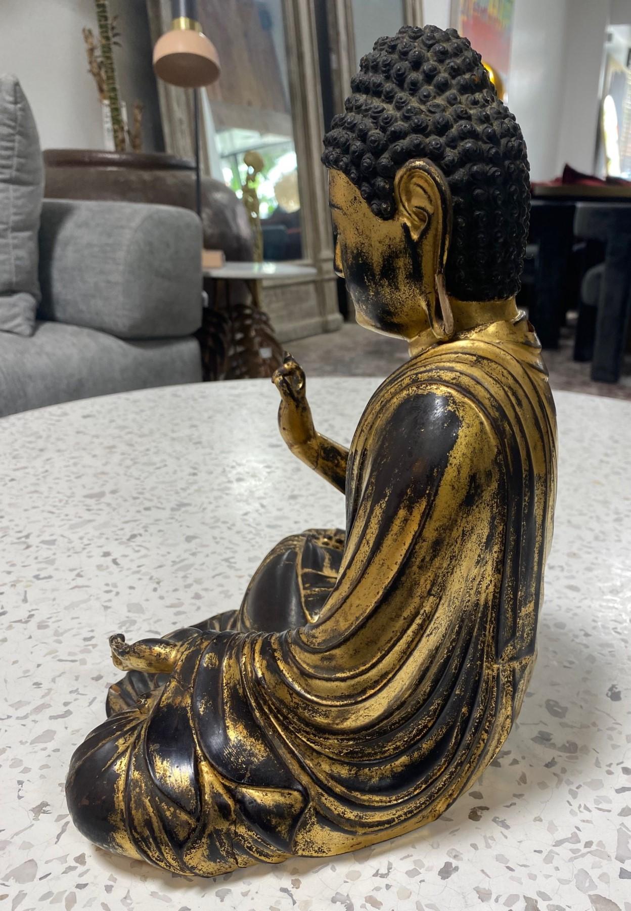 Sculpture en bois sculpté et laqué d'un bouddha japonais assis d'Edo Amida Nyorai en vente 10