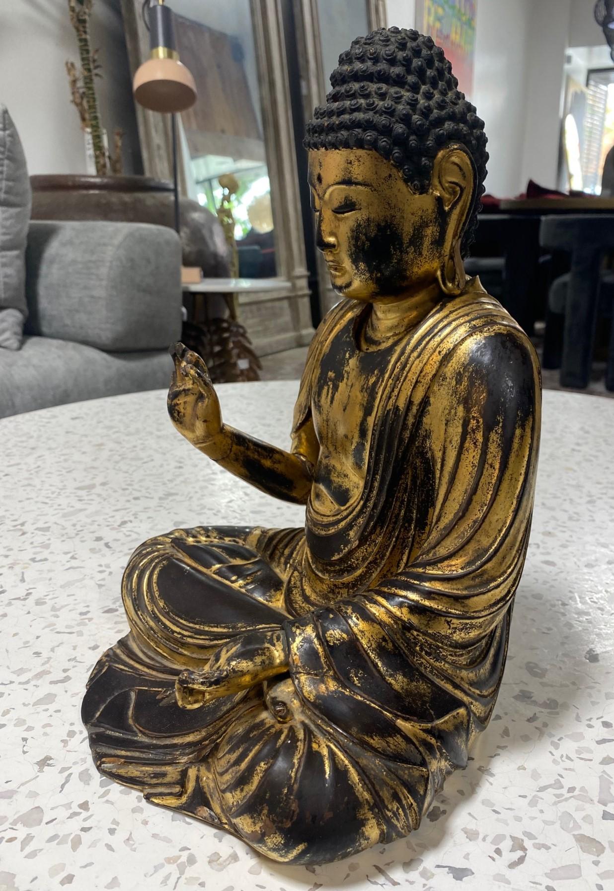 Sculpture en bois sculpté et laqué d'un bouddha japonais assis d'Edo Amida Nyorai en vente 11