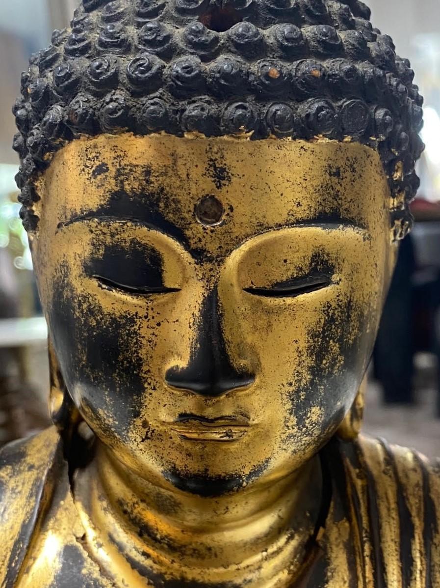 Carved Wood Gilt-Lacquered Sculpture of Seated Japanese Edo Buddha Amida Nyorai In Good Condition For Sale In Studio City, CA