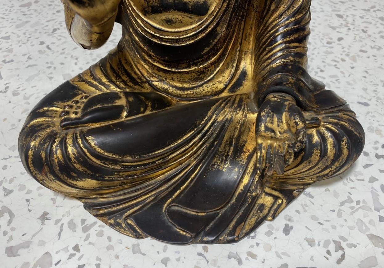 Sculpture en bois sculpté et laqué d'un bouddha japonais assis d'Edo Amida Nyorai en vente 2