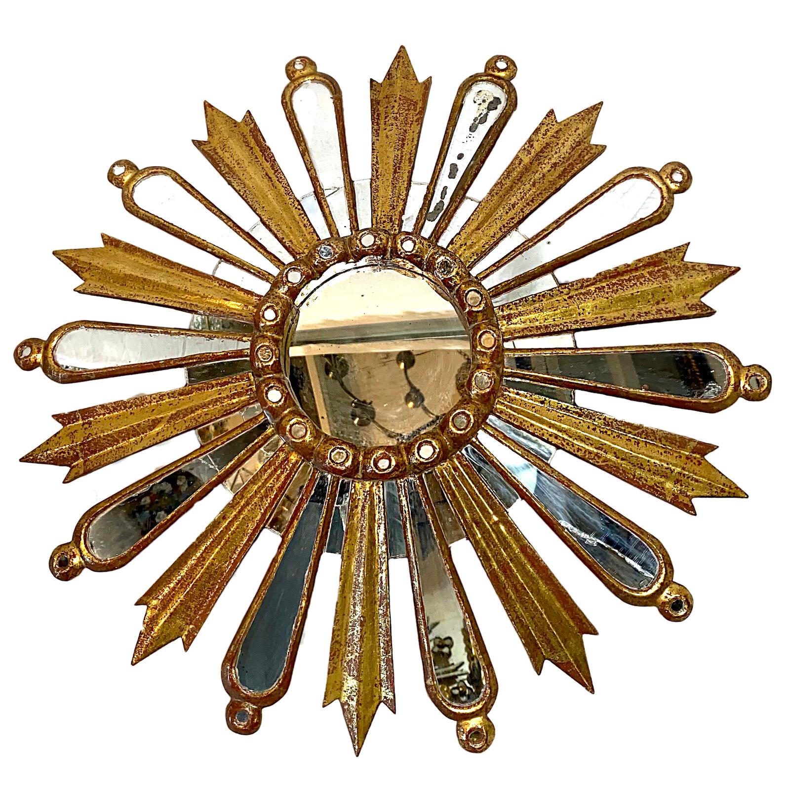 Ein spanischer Spiegel aus vergoldetem Holz mit Sonnenschliff aus den 1920er Jahren. 

Abmessungen:
Durchmesser 25