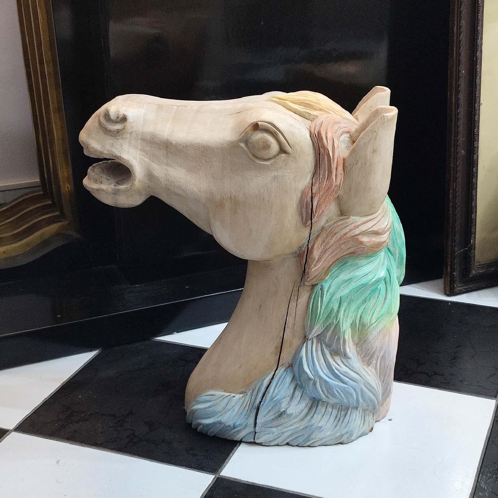 Bois Tête de cheval en bois sculpté en vente