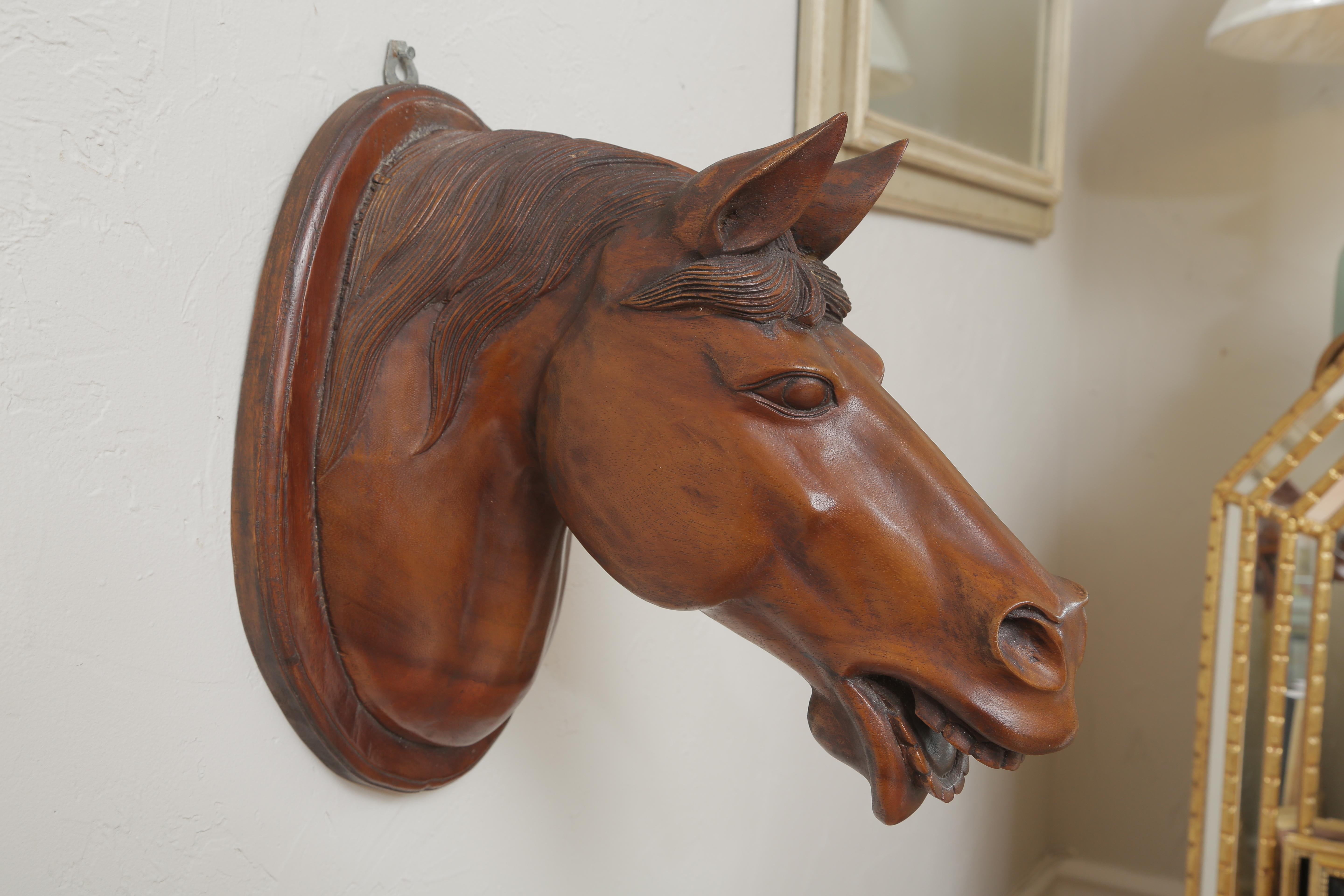 italien Sculpture de tête de cheval en bois sculpté en vente