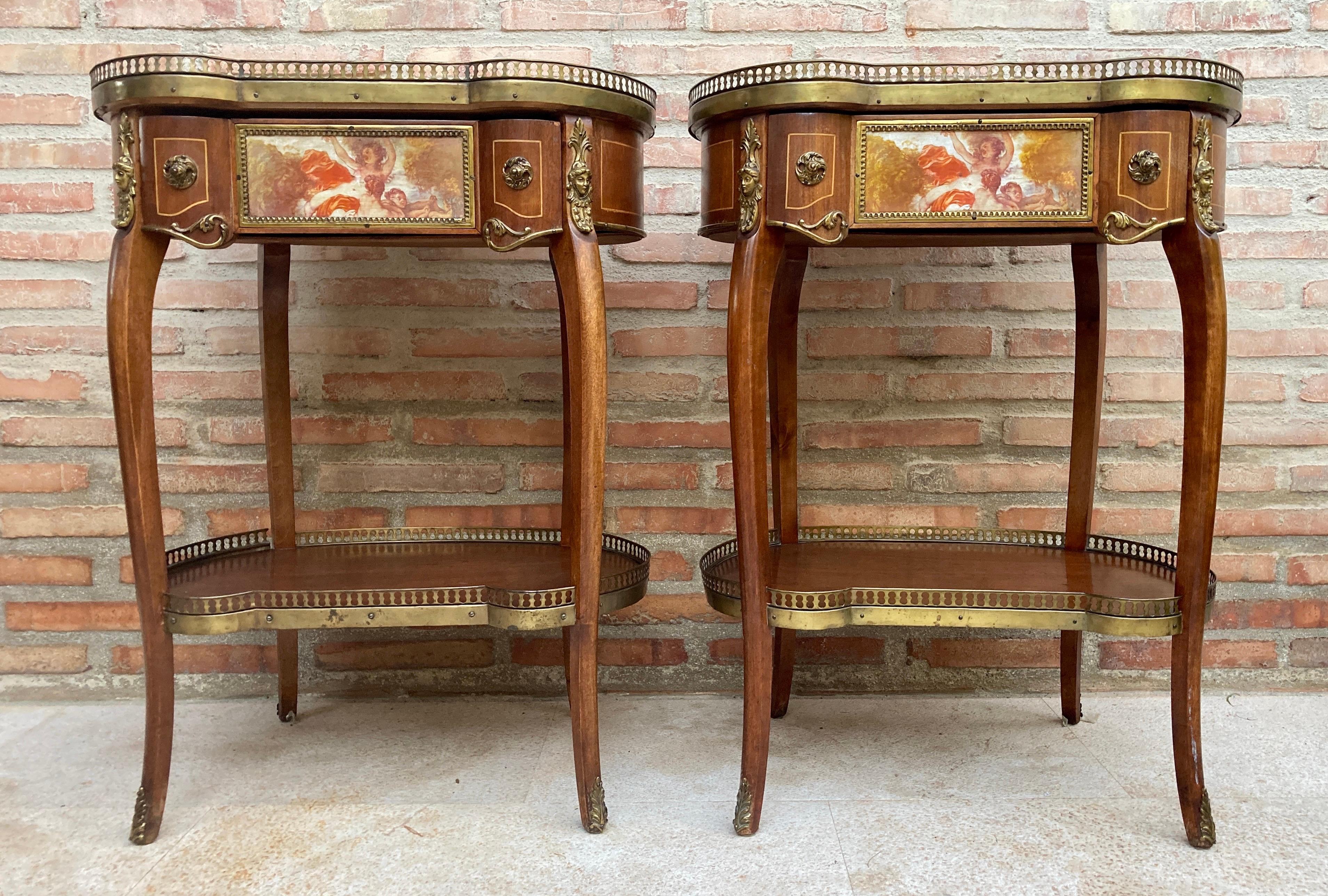 Pair of kidney-shaped Transition style nightstands in carved wood with gilt bronze appliqués and gallery. Two heights and waist drawer. Marble countertop. Measurements: 70x35x54 cm. 
design time From 1920 to 1949 
Year 1940 
production period