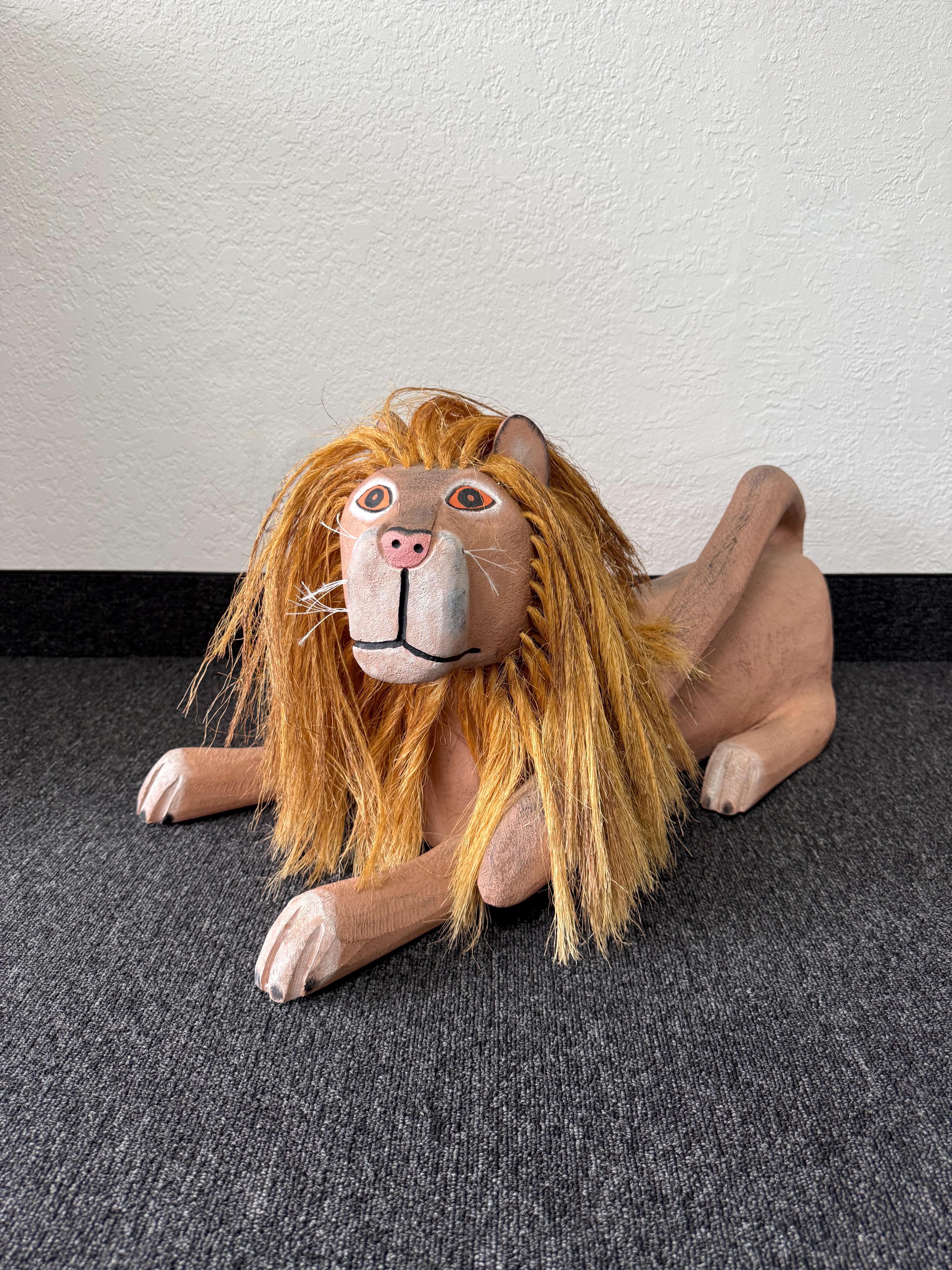 Geschnitzter Holzlöwe Skulptur von Hector Rascon (amerikanisch) im Angebot
