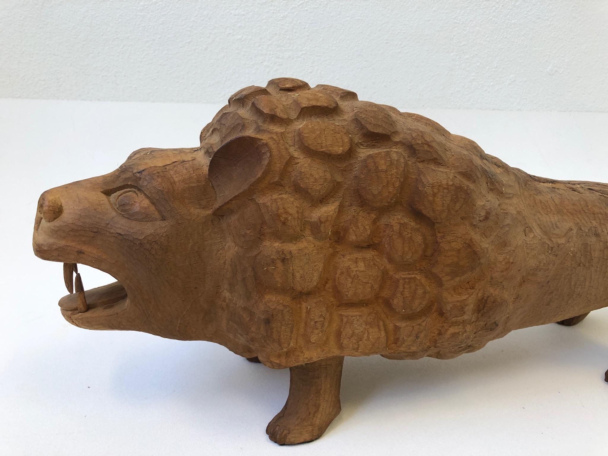 Escultura de león de madera tallada a la manera de Evelyn Ackerman en Bueno estado para la venta en Palm Springs, CA