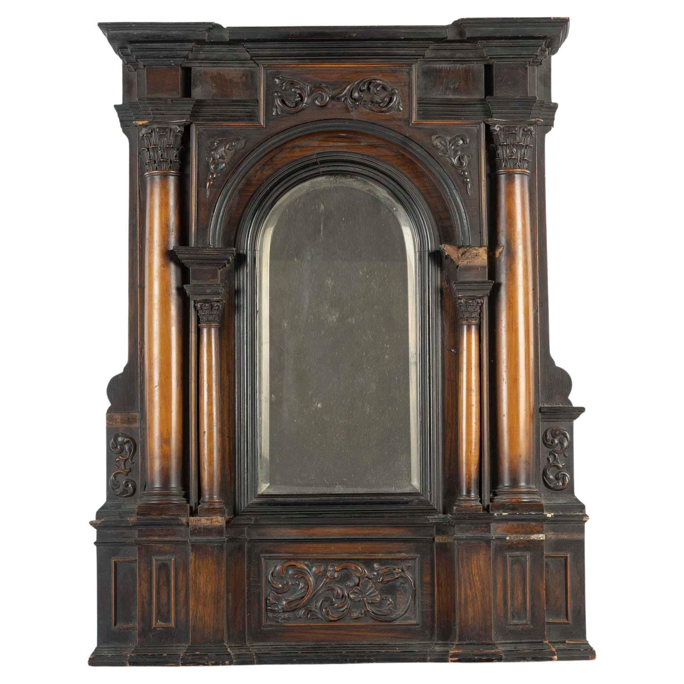 Miroir en Wood Wood sculpté avec des colonnades du 17ème siècle. en vente