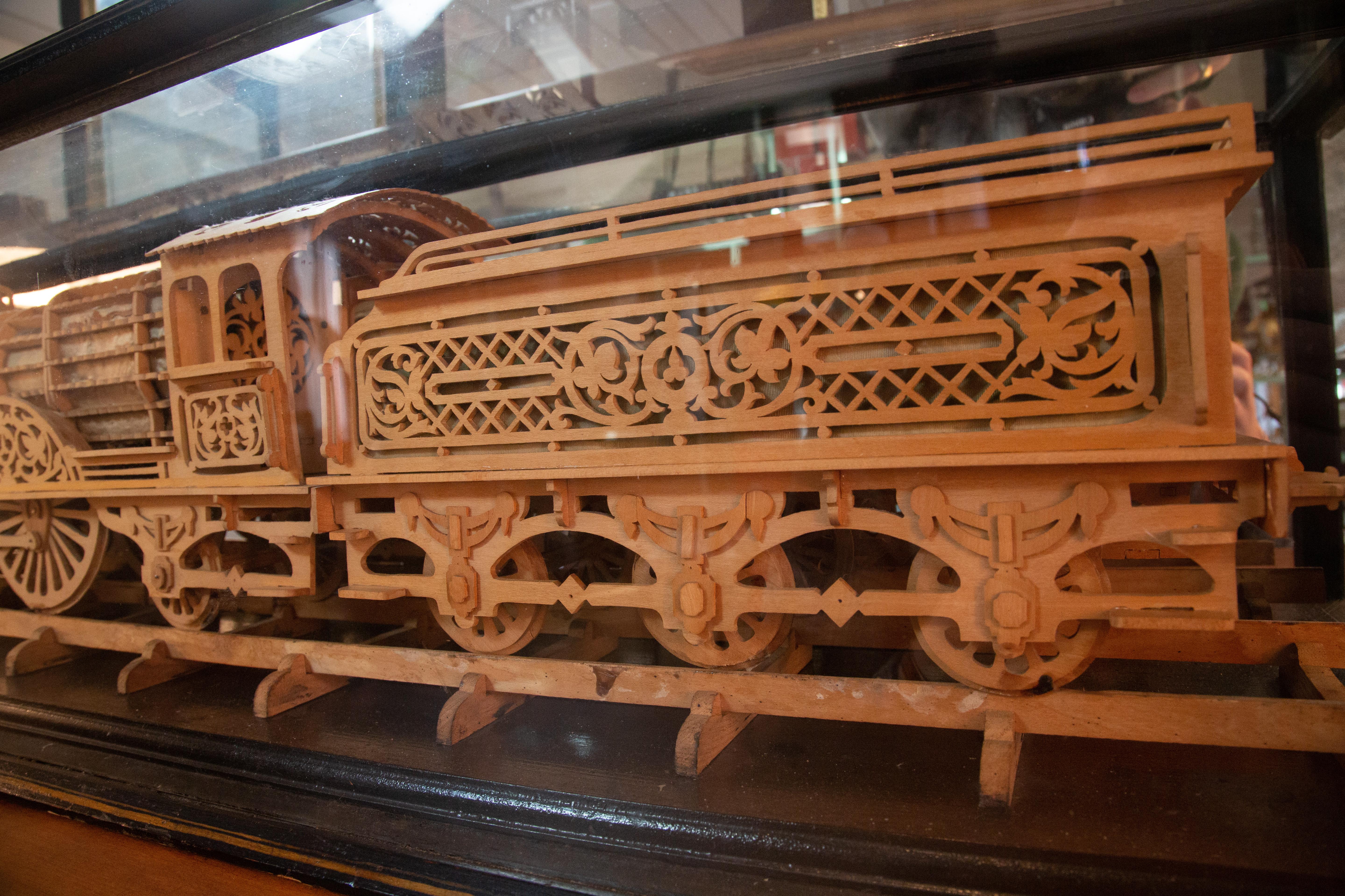 Classique américain Modèle en bois sculpté d'un locomotive en laque noire et boîtier en verre en vente