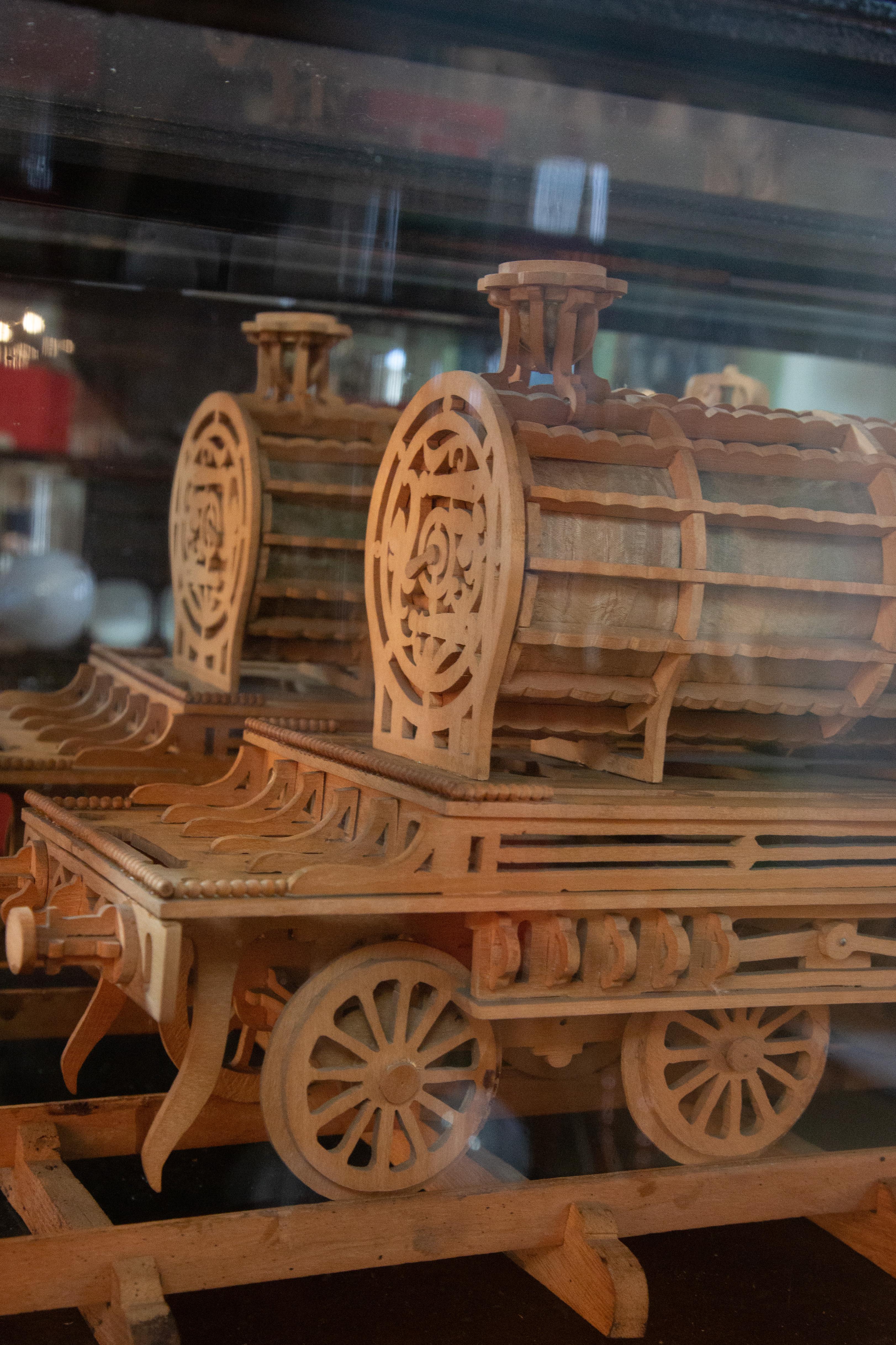 Geschnitztes Holzmodell eines Locomotivs in schwarz lackiertem und Glasgehäuse (amerikanisch) im Angebot