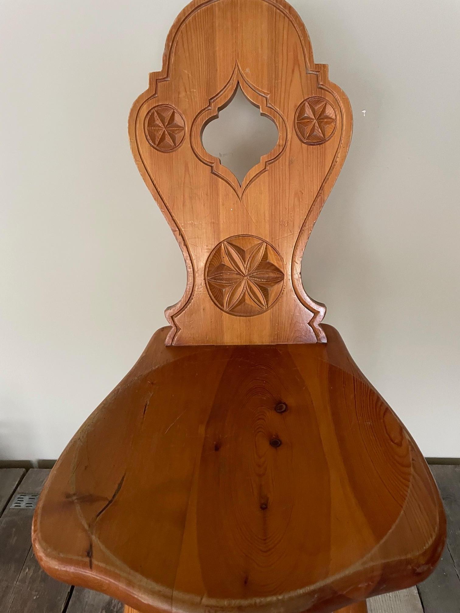 Carved wooden chair in the Brutalist style, often found in mountain chalets.
With its patina of use and carved fir wood, this chair has real charm.