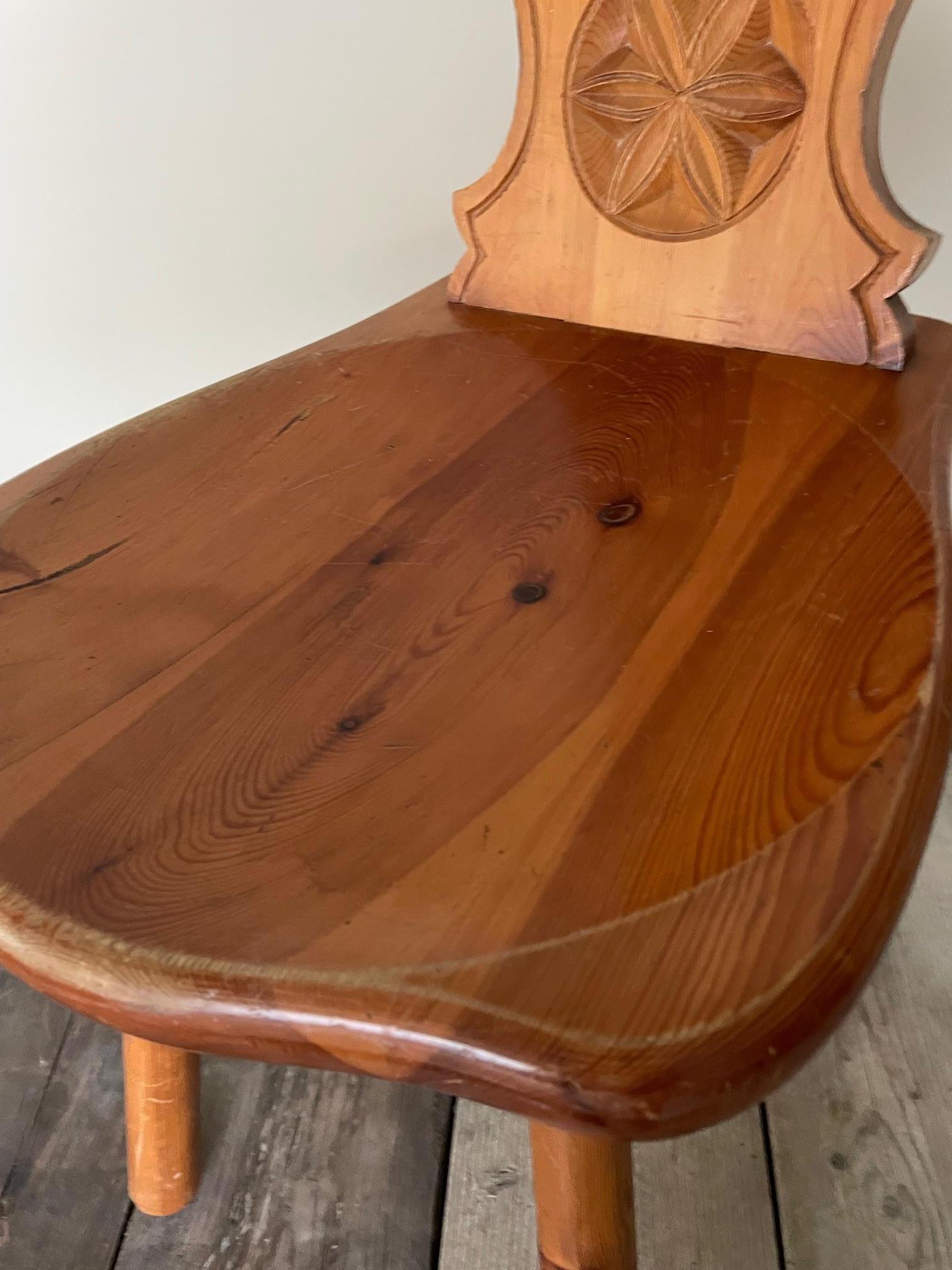 Pine Carved wood mountain chair For Sale