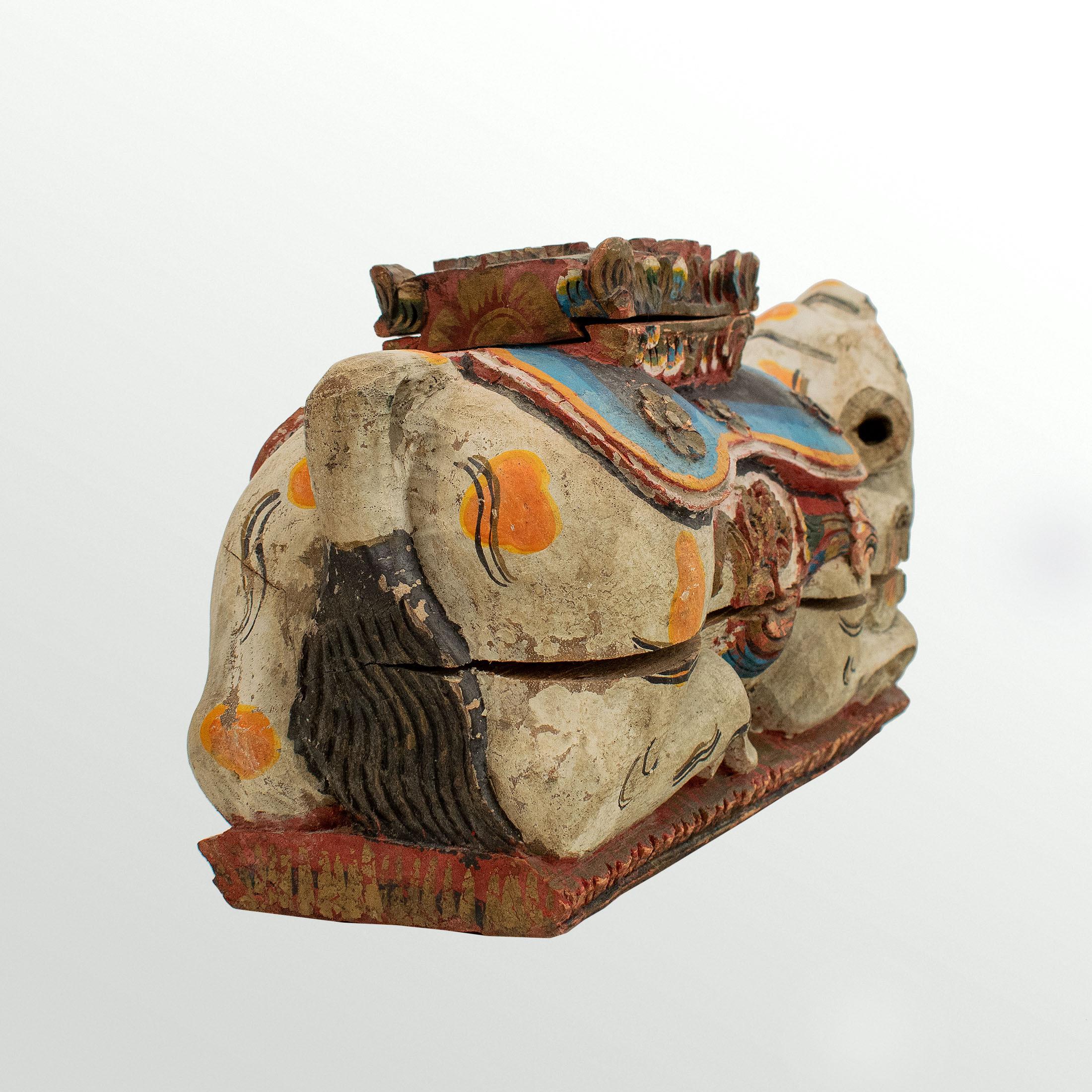 Carved wood, painted and decorated HOLY COW and trinket box - India, circa 1910 In Fair Condition For Sale In TEYJAT, FR