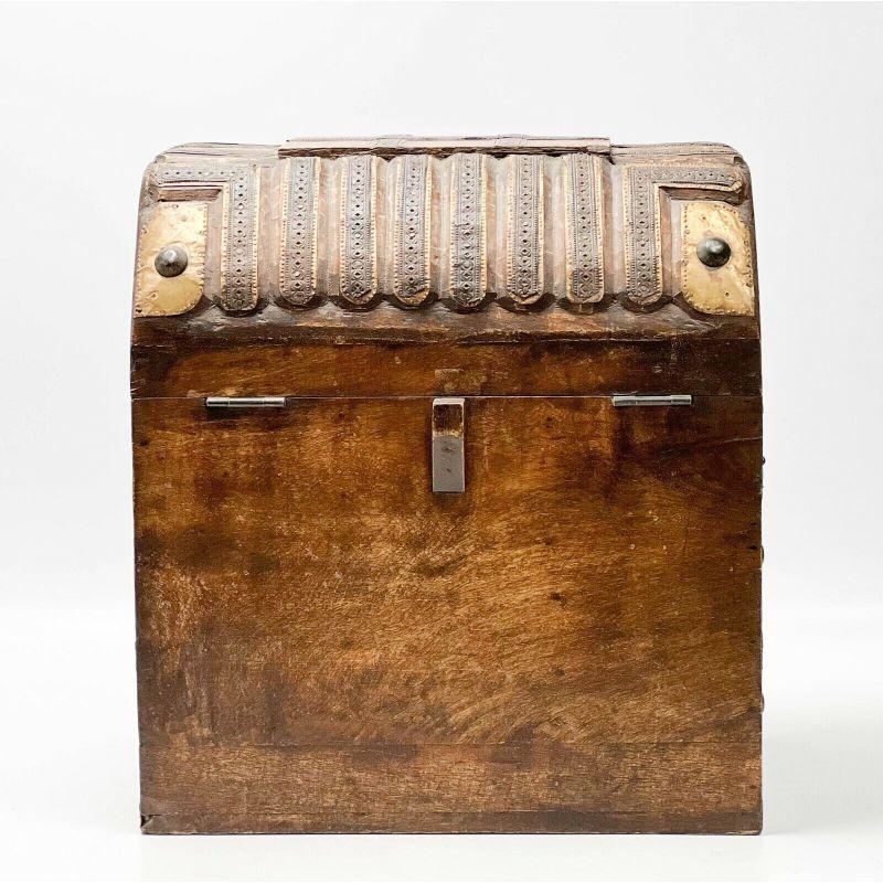 Dekanter Tantalus-Schachtel aus geschnitztem Holz, patiniertem und vergoldetem Metall, Schatztruhe (Patiniert) im Angebot