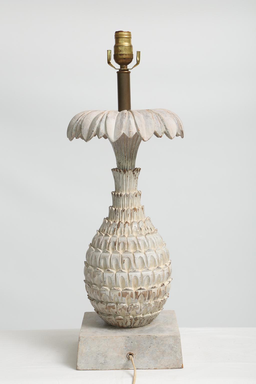 Lampe simple, en bois, à finition peinte, présentant une usure naturelle, reposant sur une plinthe carrée. 

Stock ID : D2235.