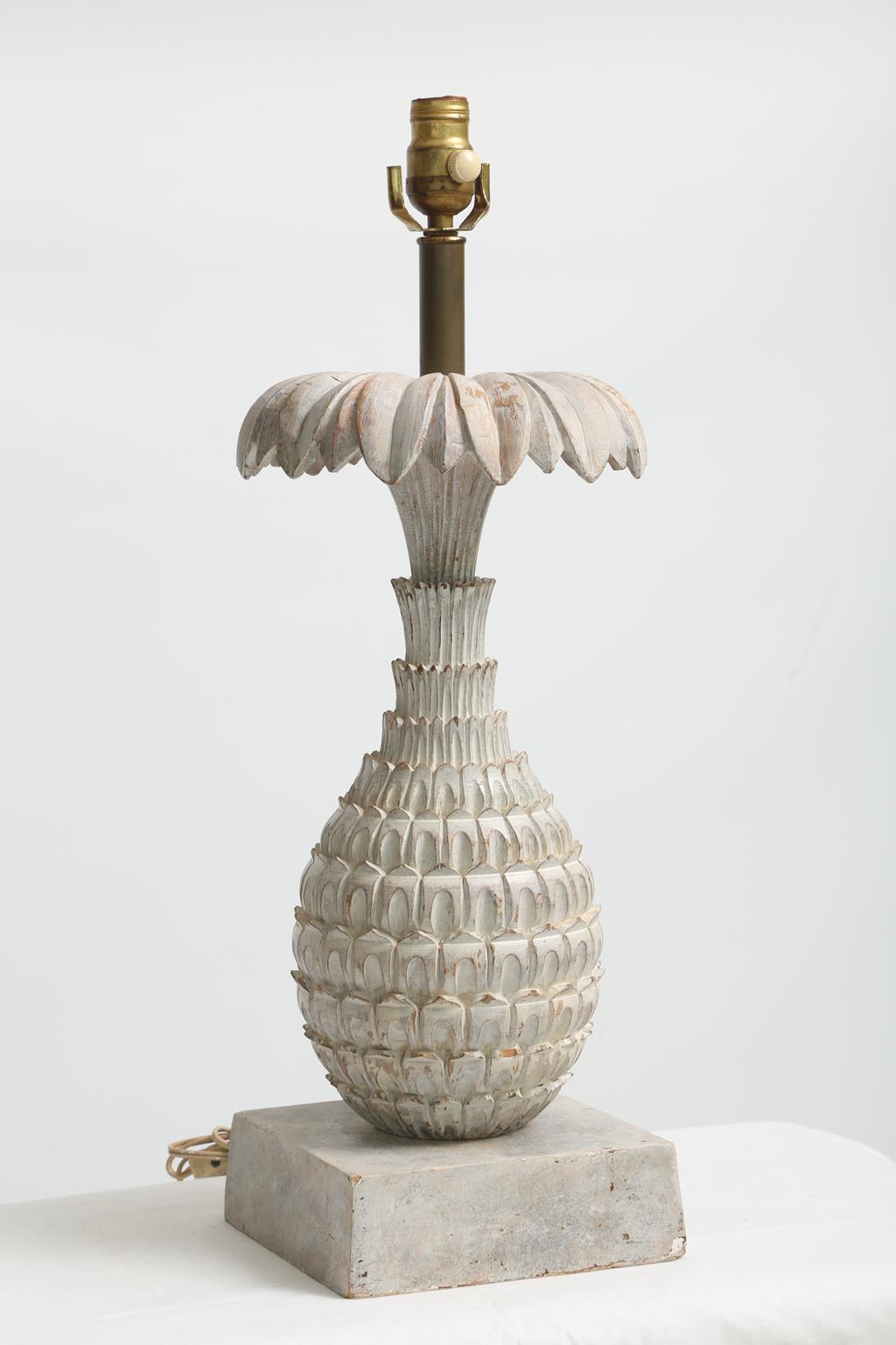 Hollywood Regency Lampe de bureau en bois sculpté en forme d'ananas en vente