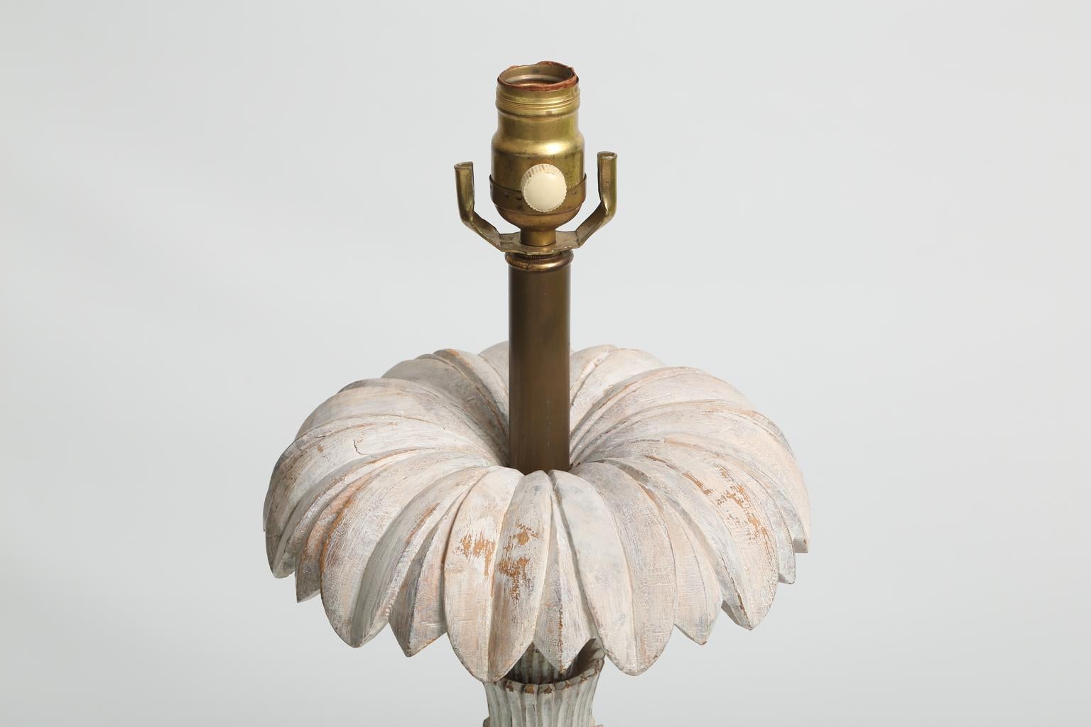 italien Lampe de bureau en bois sculpté en forme d'ananas en vente