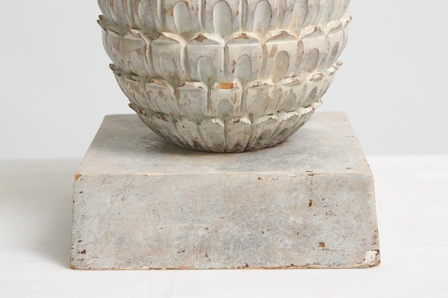 Milieu du XXe siècle Lampe de bureau en bois sculpté en forme d'ananas en vente
