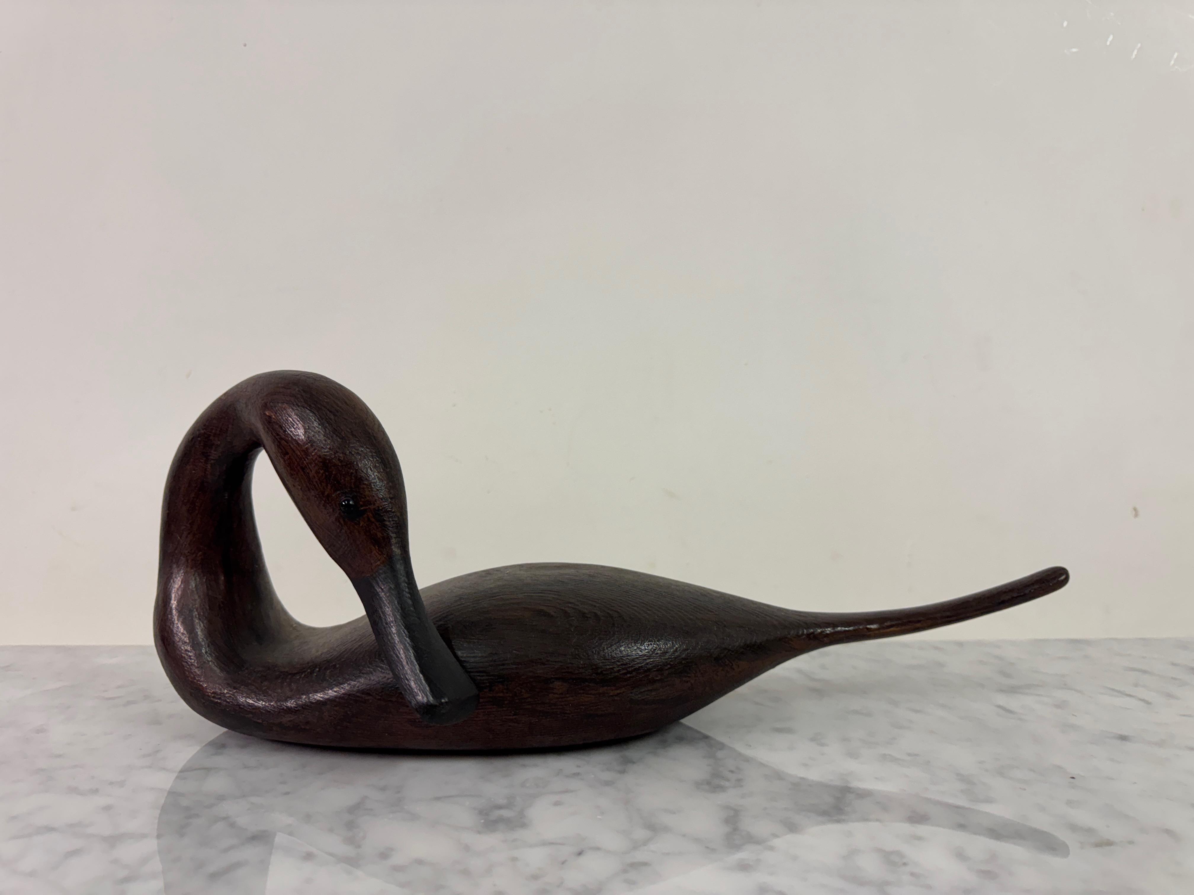 Pintail di Guy Taplin (nato nel 1939)

Legno intagliato e gesso dipinto

Firmato e iscritto sotto

Questa elegante scultura di coda di spillo, realizzata dal famoso artista Guy Taplin, mette in mostra il suo caratteristico stile minimalista e