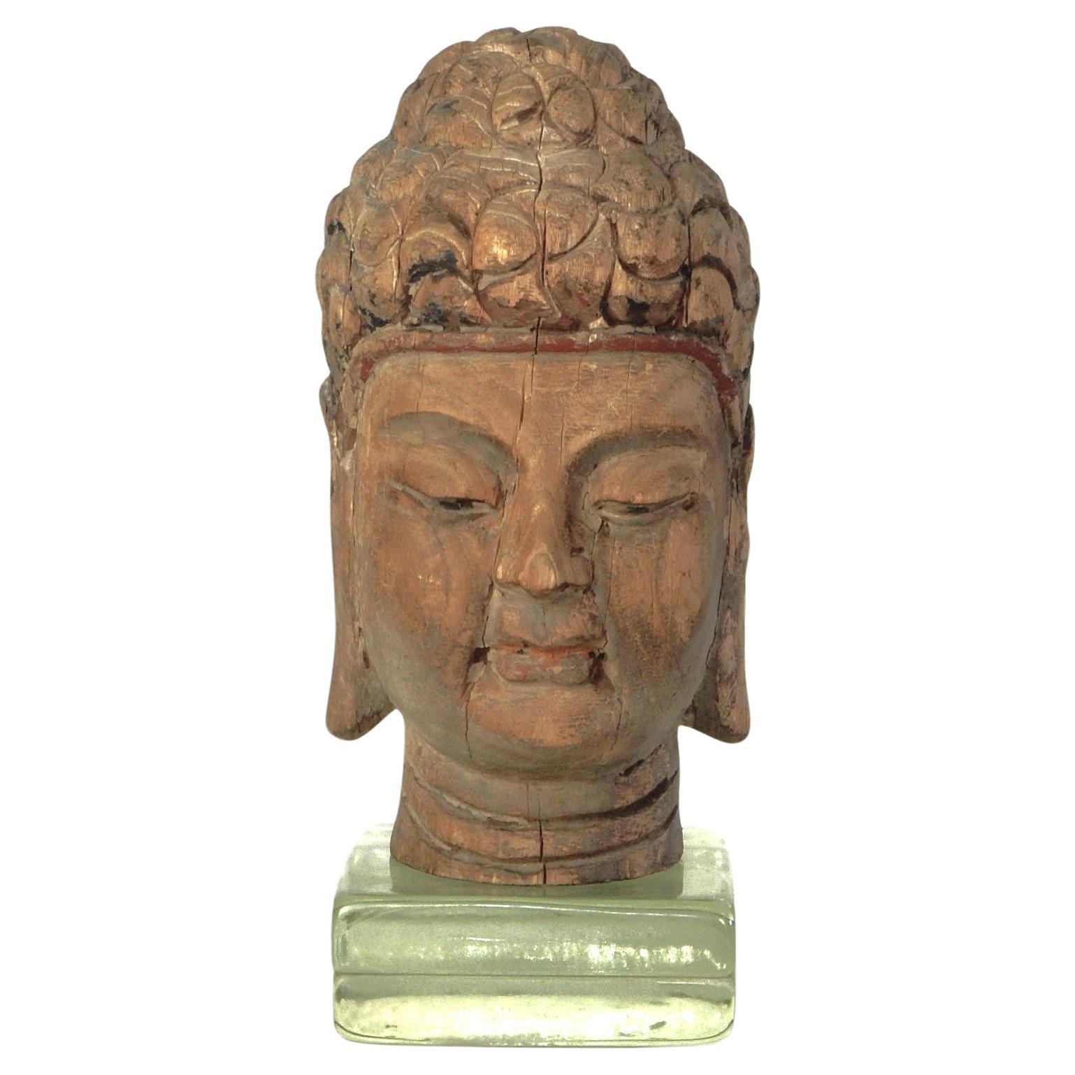 Geschnitzter Holz- und polychromer Tempelfragmentkopf eines Buddha aus Holz  (Nepalesisch) im Angebot