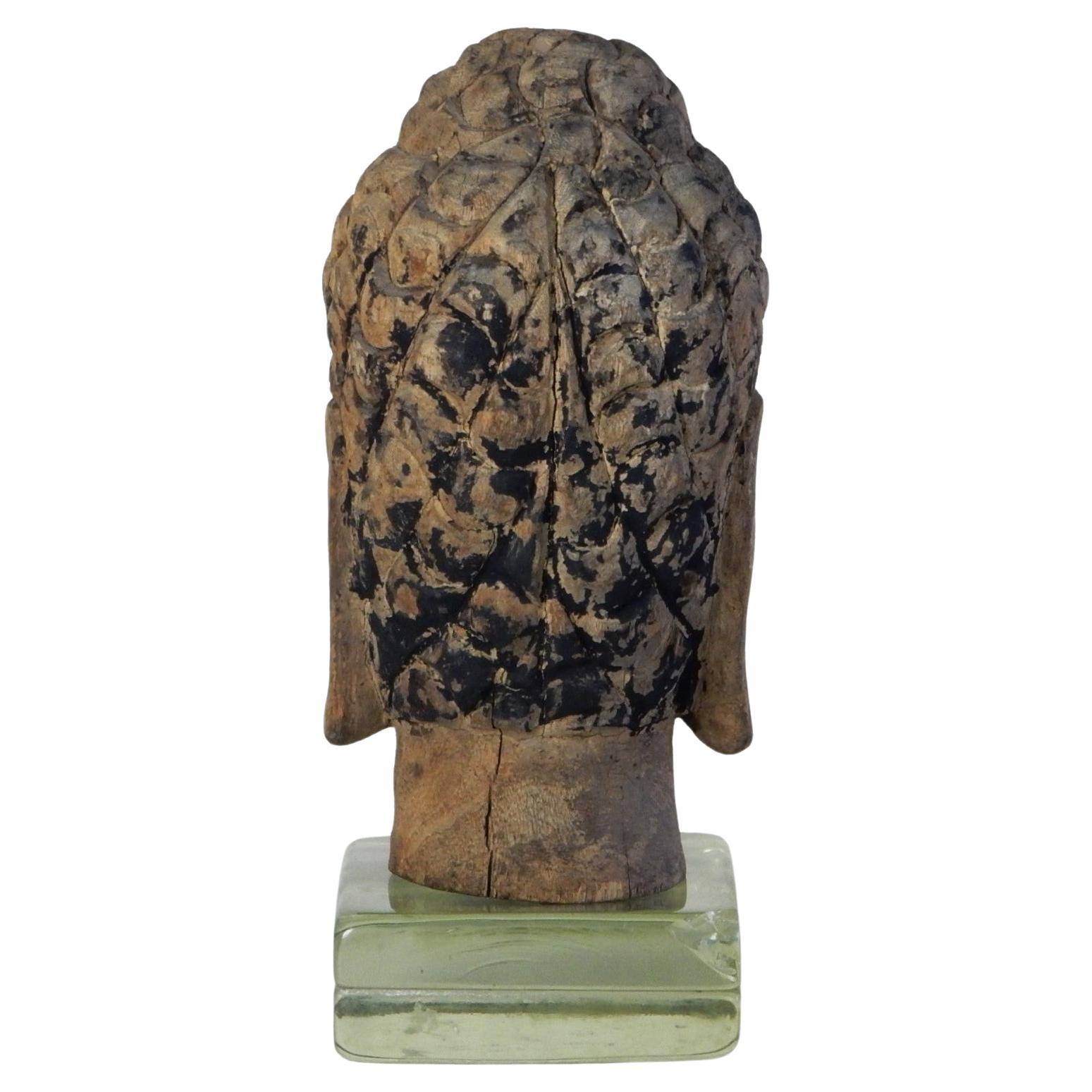 Geschnitzter Holz- und polychromer Tempelfragmentkopf eines Buddha aus Holz  (19. Jahrhundert) im Angebot