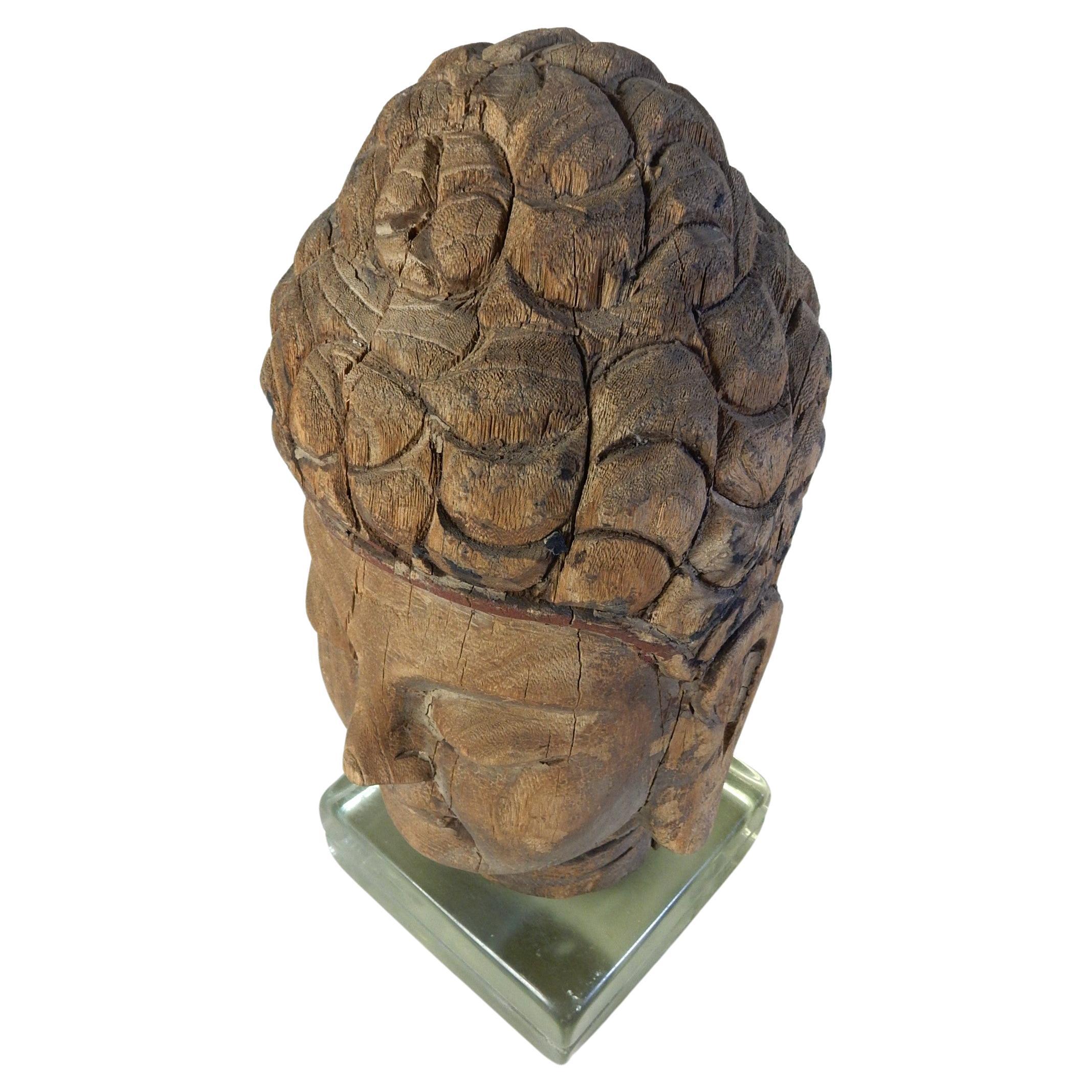 Geschnitzter Holz- und polychromer Tempelfragmentkopf eines Buddha aus Holz  im Angebot 1