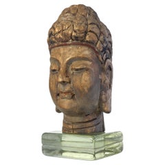 Geschnitzter Holz- und polychromer Tempelfragmentkopf eines Buddha aus Holz 